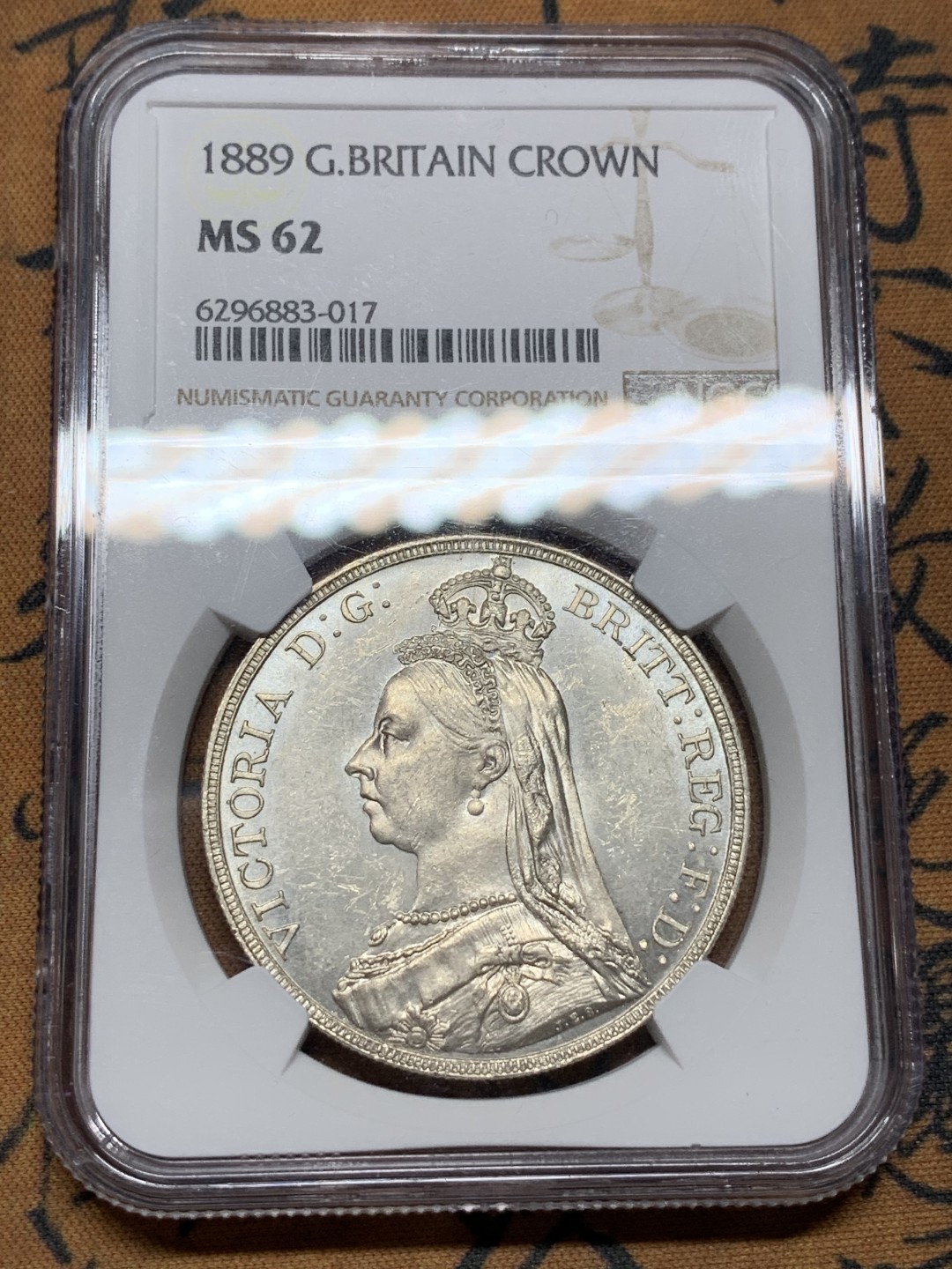 《竞宝斋》第106场-周日，周一 2场连拍（全场包邮） NGC MS62 英国1889年维多利亚高冠马剑一克朗银币原光品相 背面好的吓人