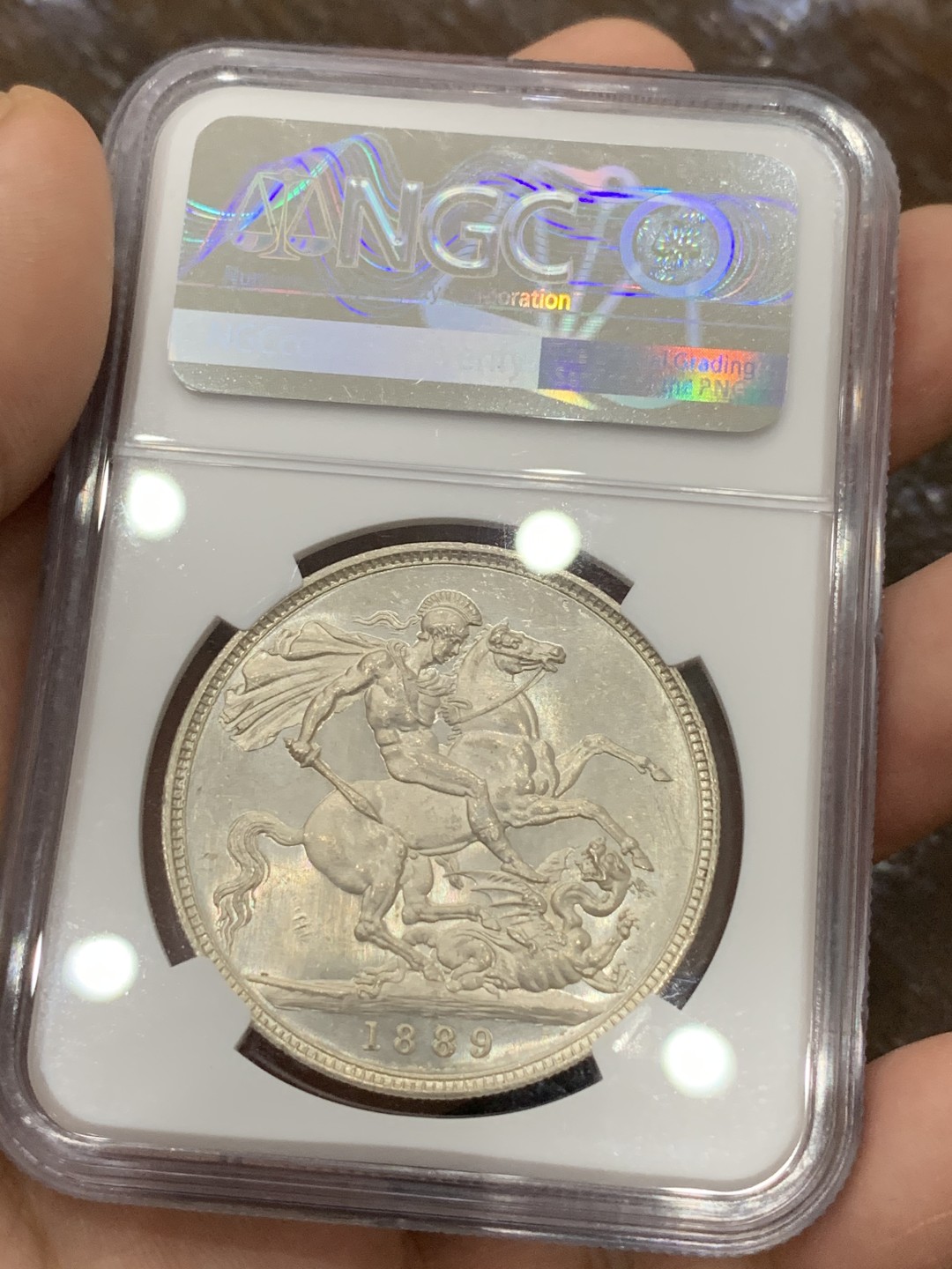 《竞宝斋》第106场-周日，周一 2场连拍（全场包邮） NGC MS62 英国1889年维多利亚高冠马剑一克朗银币原光品相 背面好的吓人