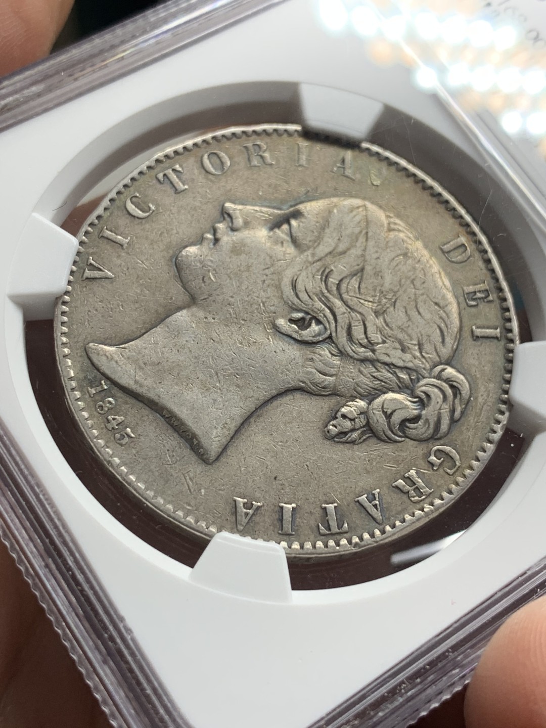 《竞宝斋》第106场-周日，周一 2场连拍（全场包邮） NGC-XF45 英国1845年 年轻头像维多利亚女王 1克朗大银币 少见版式