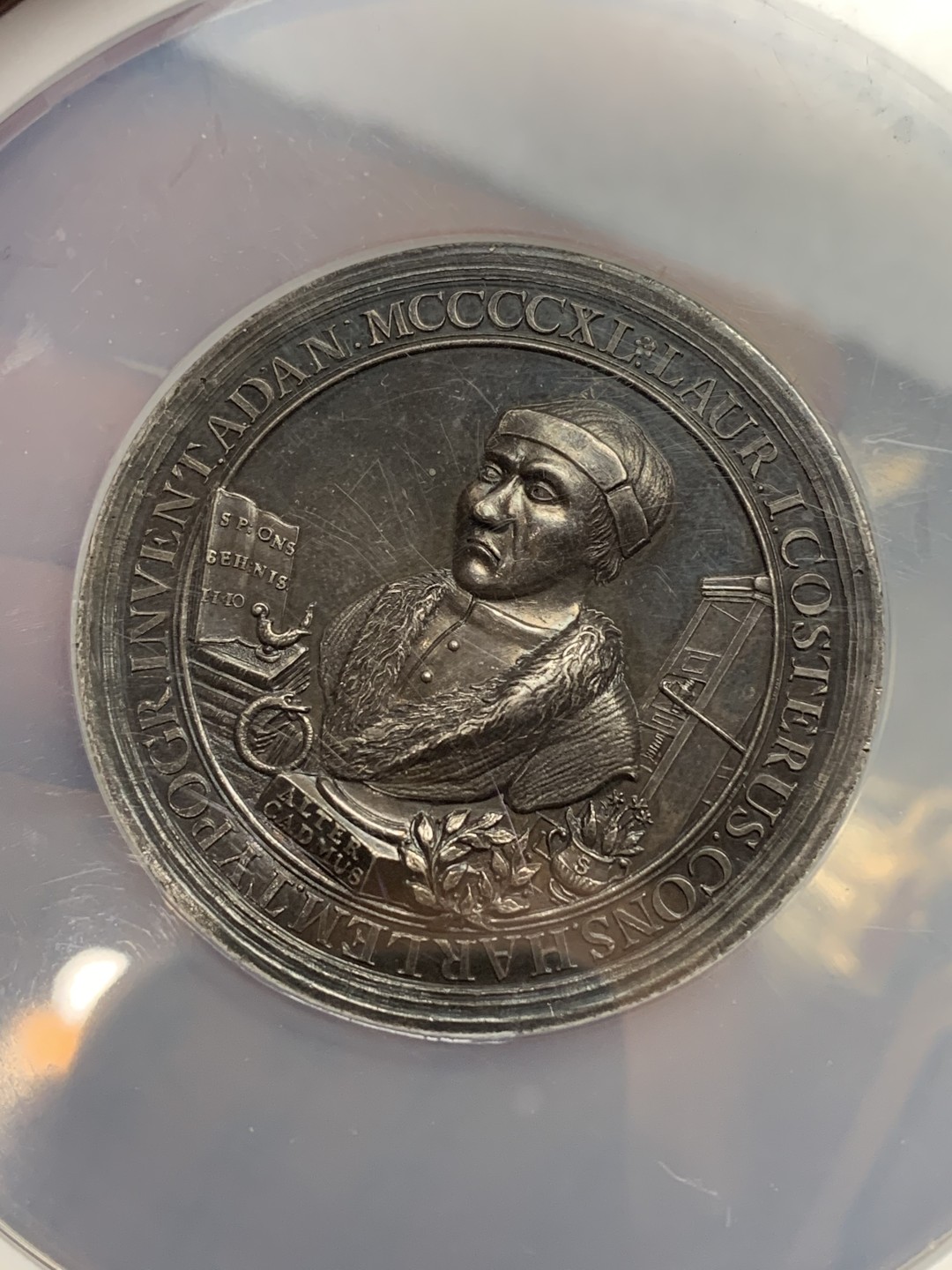 《竞宝斋》第106场-周日，周一 2场连拍（全场包邮） NGC-MS61 荷兰1740年劳伦斯纪念银章 斯科特在300年前的1440年发明排字打印机 早期荷兰章少见 细节包浆好