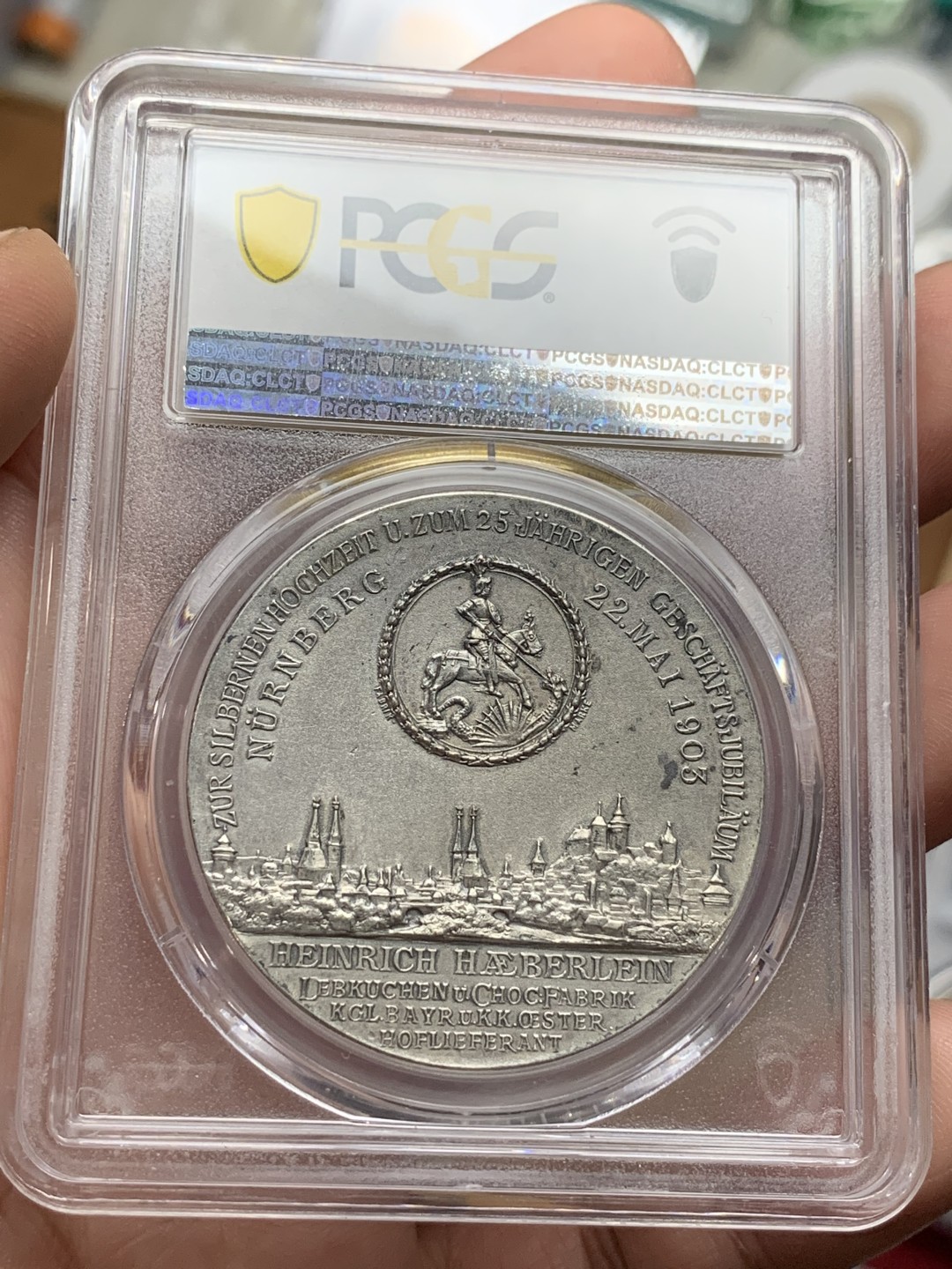 《竞宝斋》第106场-周日，周一 2场连拍（全场包邮） PCGS-SP63 德国 1903年 纽伦堡银婚城市景观屠龙银章 PCGS唯一冠军分 汇聚了婚章、城市景观、屠龙三大热门元素 艺术品一样