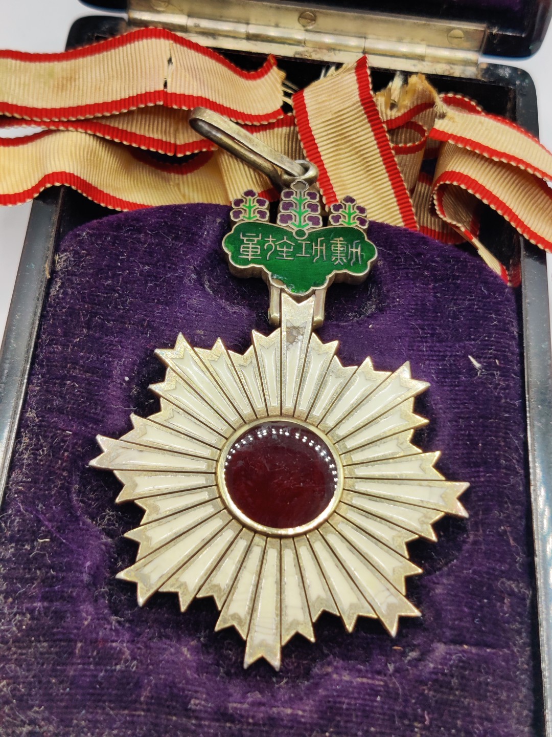 全场0元起拍 第六期 咸鱼国勋章制服拍卖专场 10月19日（周三）下午6：00开始 牢记历史勿忘国耻 日本明治时期 三等旭日章 银制 品相如图