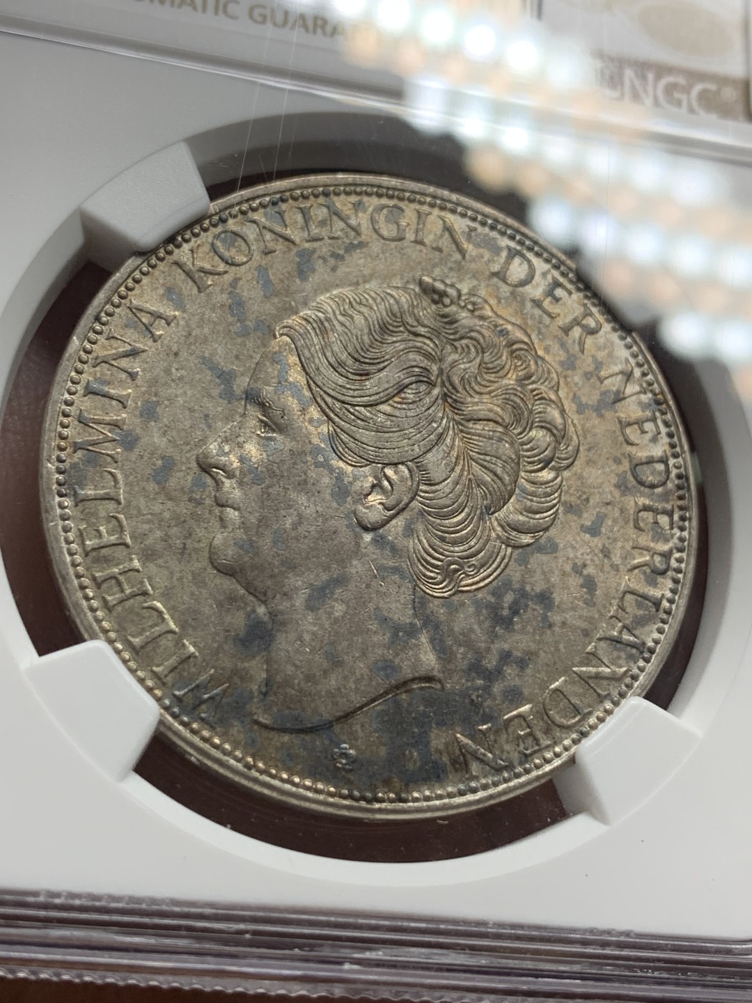 《竞宝斋》第106场-周日，周一 2场连拍（全场包邮） NGC-AU58 荷兰 1933年 深发版 2.5盾 威廉明娜女王大银币 底板良好 高点具在 光泽可见