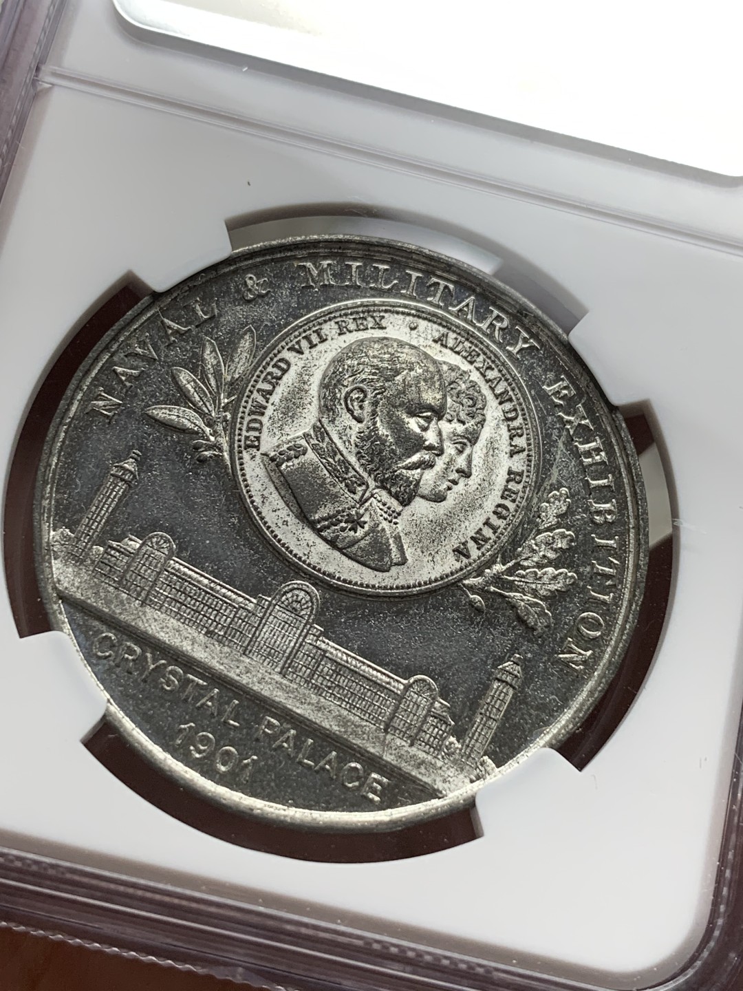 《竞宝斋》第106场-周日，周一 2场连拍（全场包邮） NGC-61 英国 1902海军和军事展览纪念章，正面为维多利亚阿尔伯特经典头像与水晶宫