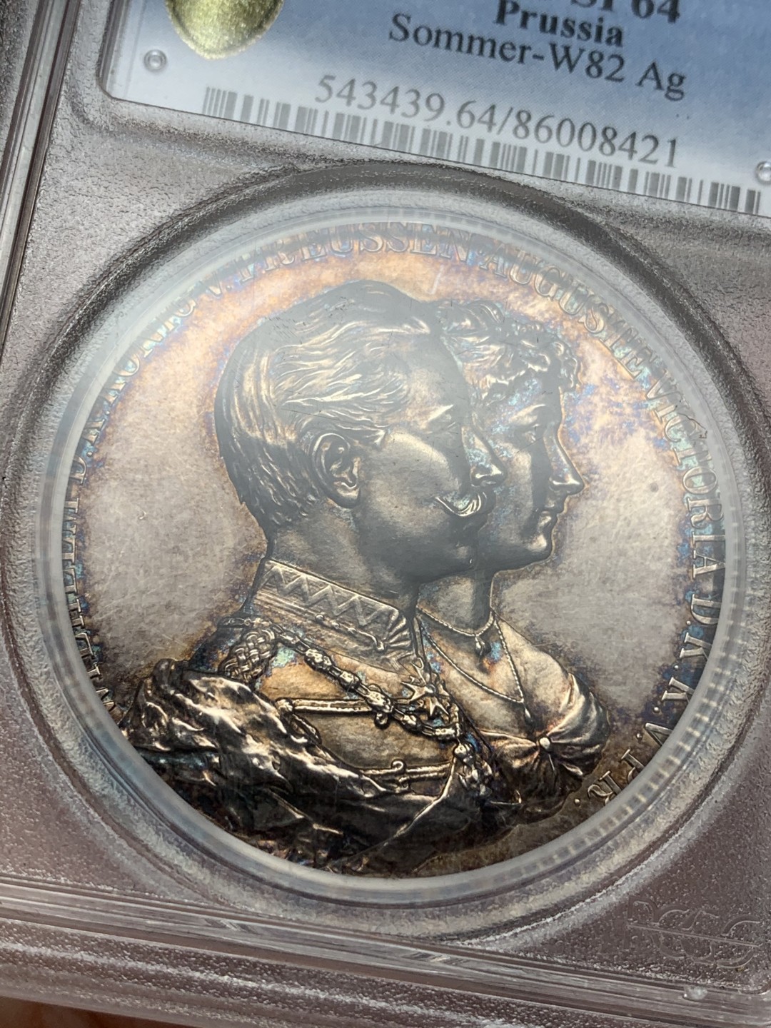 《竞宝斋》第106场-周日，周一 2场连拍（全场包邮） 冠军分PCGS SP64 德国普鲁士1888-1918年 威廉二世结婚纪念高浮雕大银章 五彩包浆 镜面底板 加厚盒装