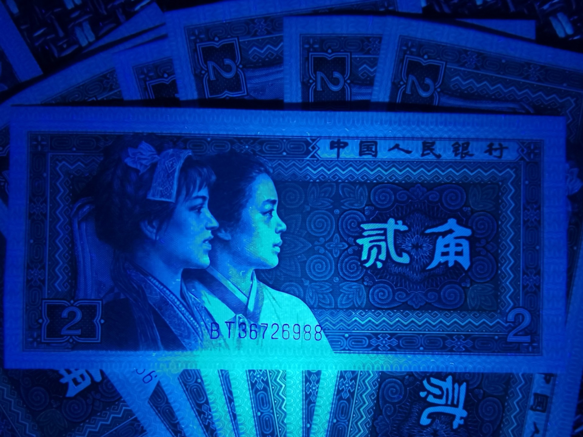 千家老金珍藏版，8002第一大组BT,3672拆一捆，准备送评，送评前想给老铁们放一点点漏，就20张！超蓝色荧光，符合蓝水晶特征，但比开标的DQ冠蓝水晶更加幽蓝，漫天飞雪！整捆步调一致，强弱差距非常微小！至于怎么命名，还是交给钱坤吧，老铁们只管开心捡漏于千家最为纯净的拍场！本场拍品依旧实行保价护航！三个月内支持无条件退货回收！ 千家老金珍藏版，8002第一大组，BT36726981，拆一捆准备送评，送评前想给老铁们放一点点漏，就20张！超蓝色荧光，符合蓝水晶特征，但比开标的DQ冠蓝水晶更加幽蓝，漫天飞雪！整捆步调一致，强弱差距非常微小！至于怎么命名，还是交给钱坤吧，老铁们只管开心捡漏于千家最为纯净的拍场！本场拍品依旧实行保价护航！三个月内支持无条件退货回收！