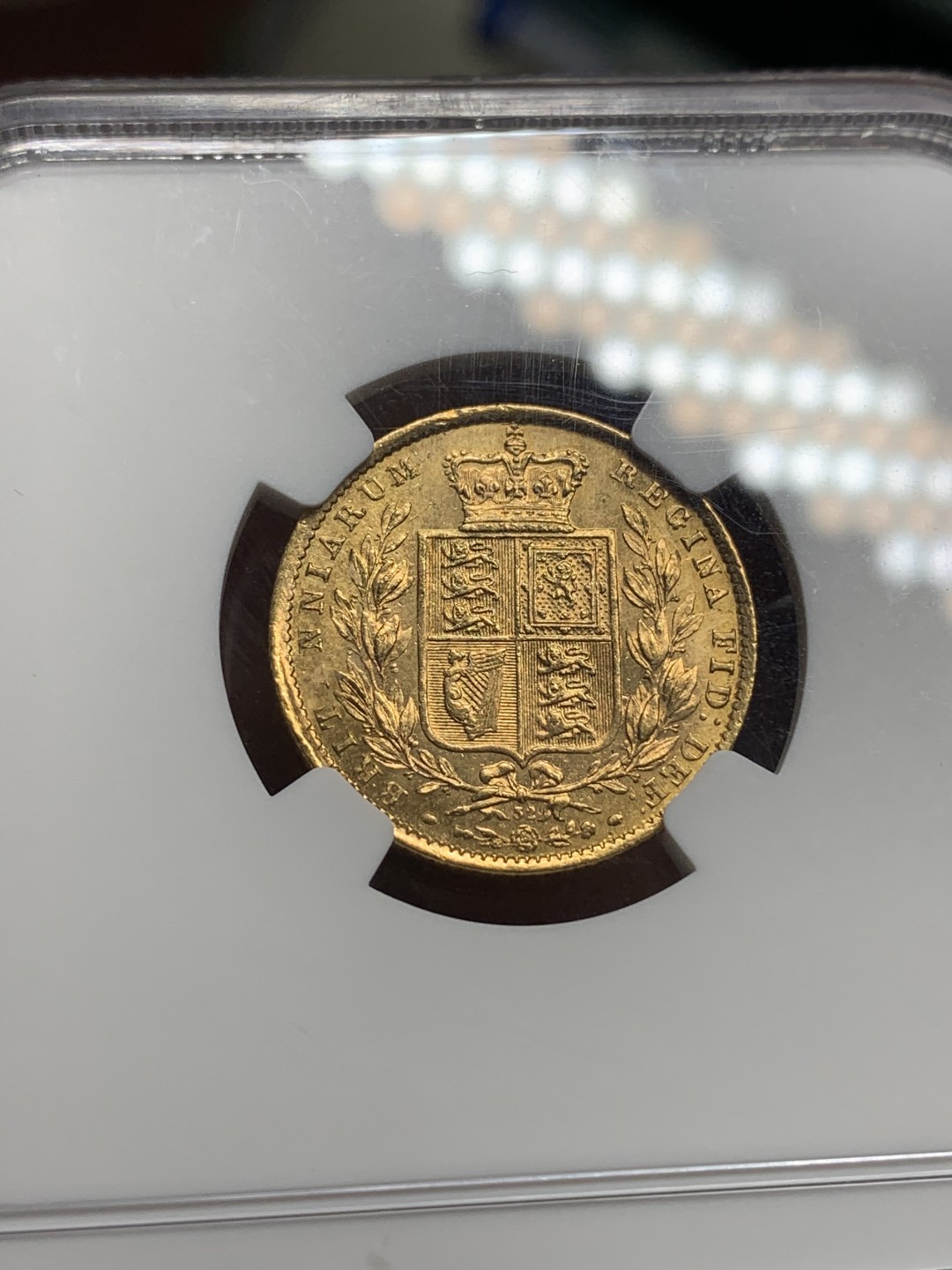 《竞宝斋》第106场-周日，周一 2场连拍（全场包邮） NGC-MS63 英国小维女王 1871年 1索维林盾徽金币 该枚打制到位 底板带镜面 盾徽细节惊人