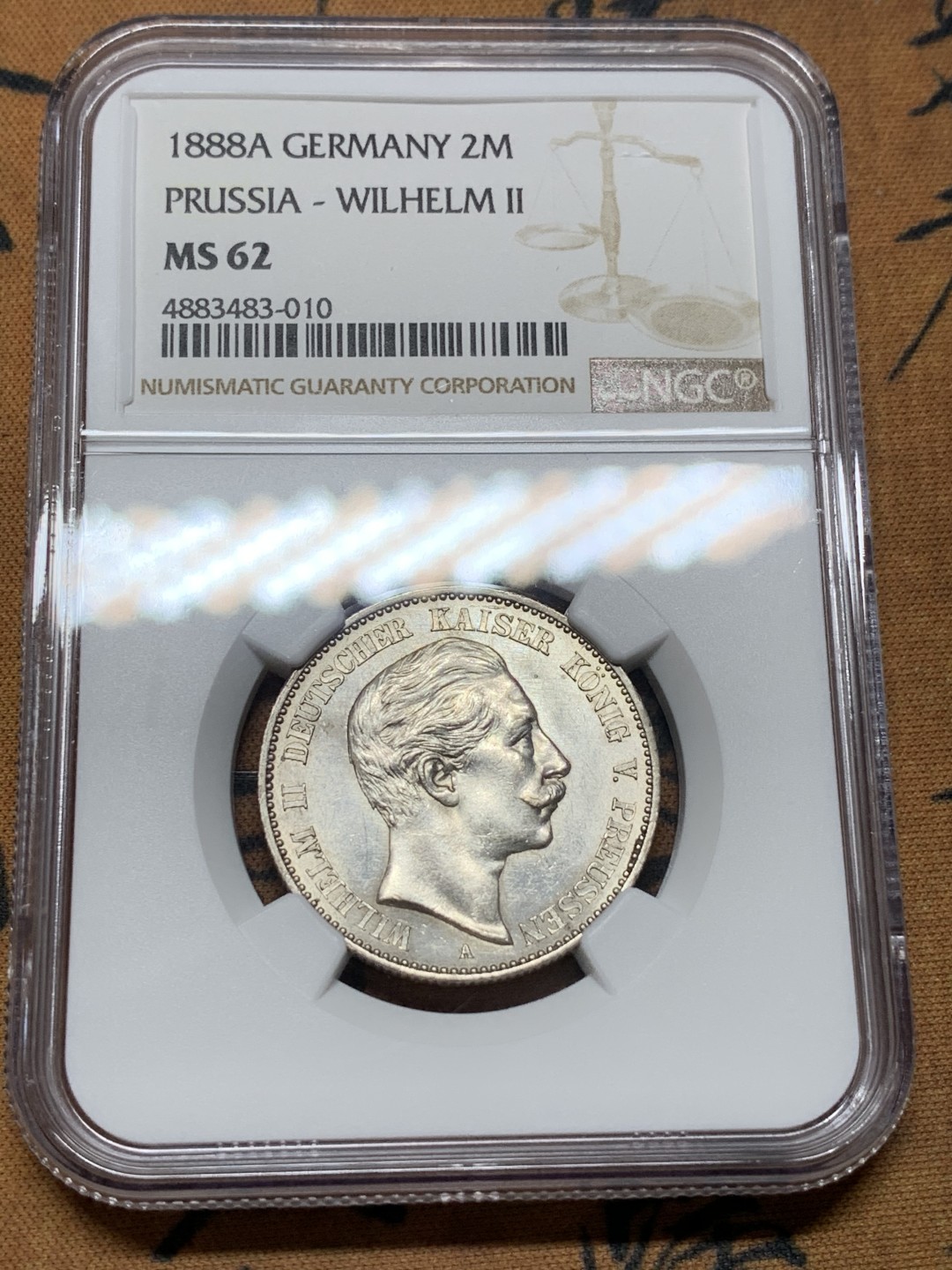 《竞宝斋》第106场-周日，周一 2场连拍（全场包邮） NGC-MS62，德国普鲁士1888 三皇之年威廉二世短翅2马克银币，原光品质，转光丝滑 只有14W的发行量