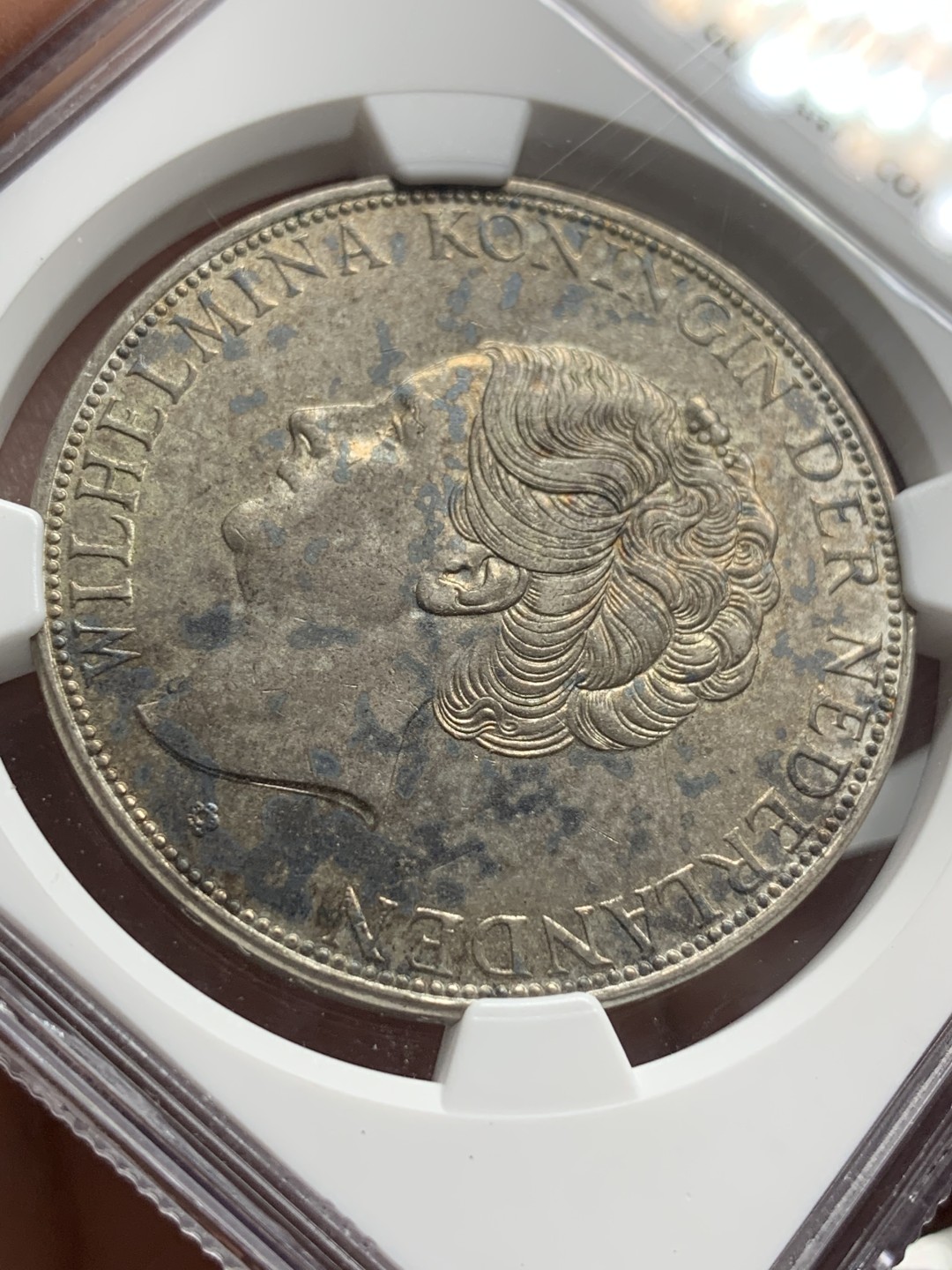 《竞宝斋》第106场-周日，周一 2场连拍（全场包邮） NGC-AU58 荷兰 1933年 深发版 2.5盾 威廉明娜女王大银币 底板良好 高点具在 光泽可见