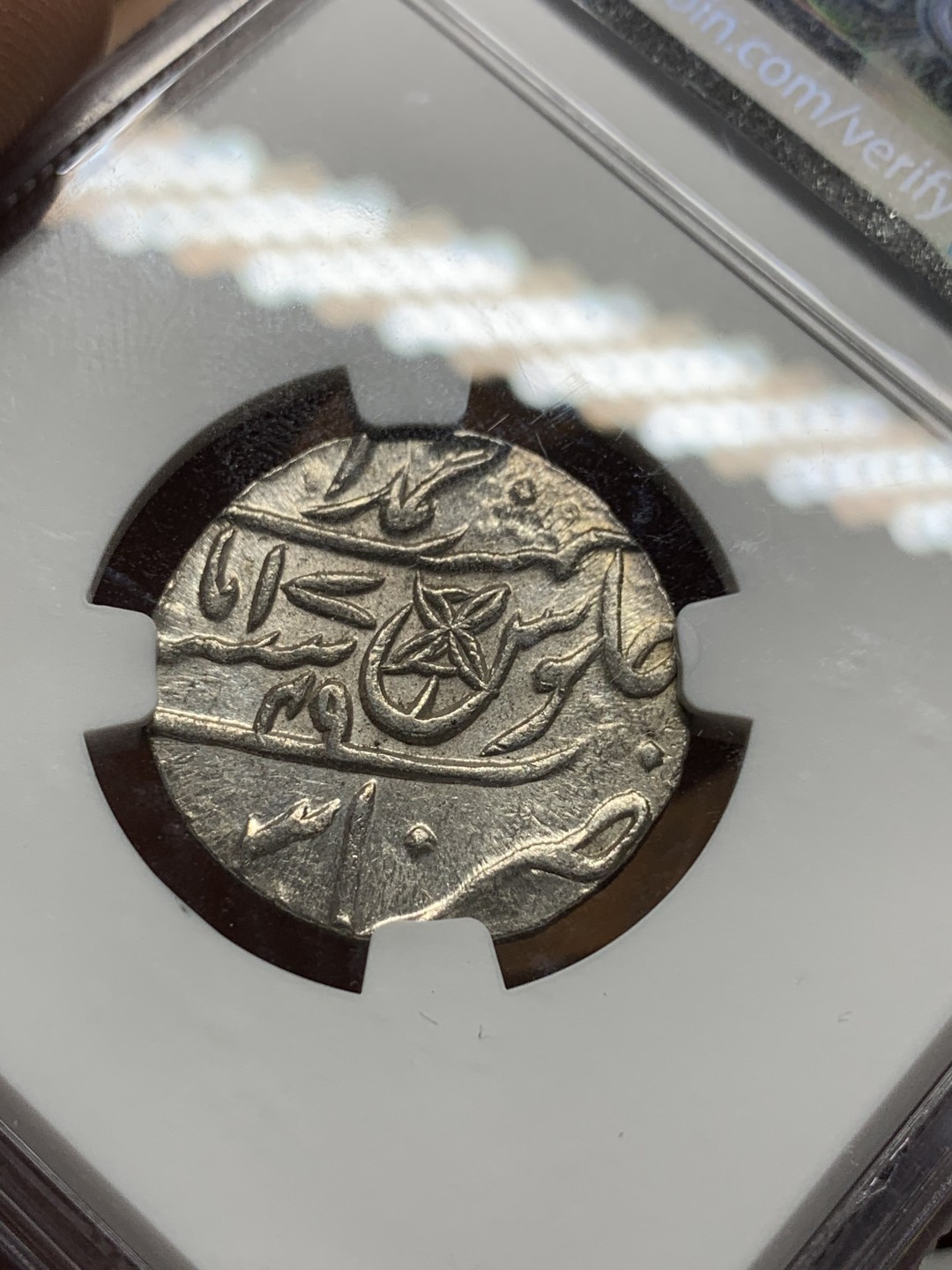 《竞宝斋》第106场-周日，周一 2场连拍（全场包邮） NGC MS63 原光印度1749年孟加拉邦1卢比银币太阳和鱼