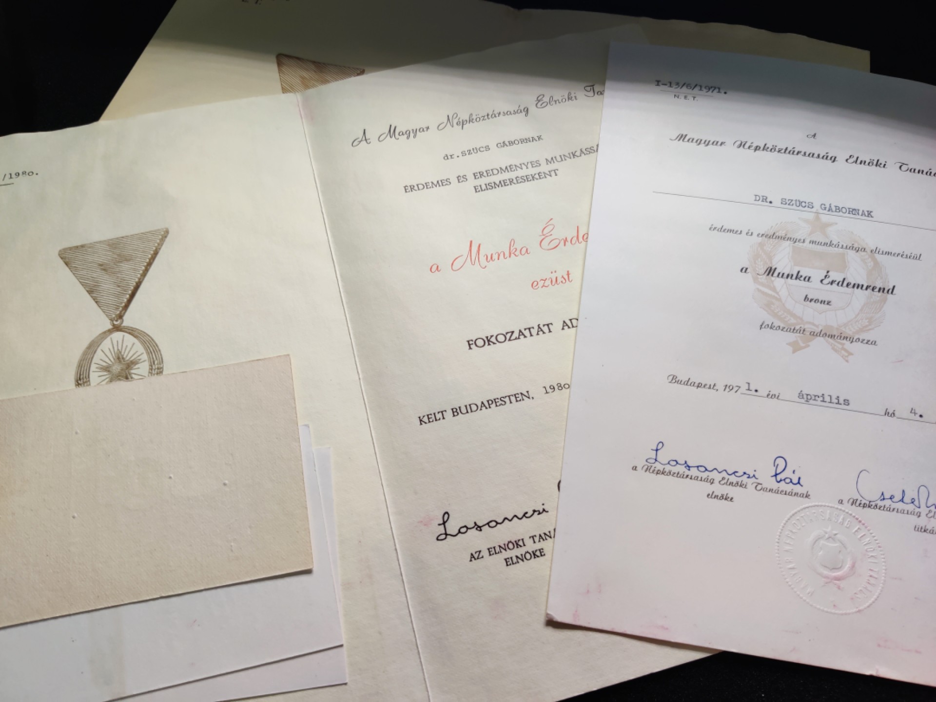 全场0元起拍 第六期 咸鱼国勋章制服拍卖专场 10月19日（周三）下午6：00开始 匈牙利劳动勋章金银铜一组 带证同一人获得