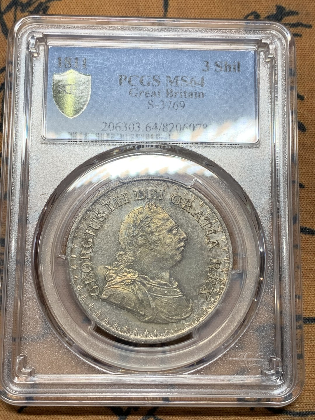 《竞宝斋》第106场-周日，周一 2场连拍（全场包邮） PCGS MS64 英格兰银行 1811年 双面深五彩 乔三大头 3先令银币 极少品种 书价高 高分难得