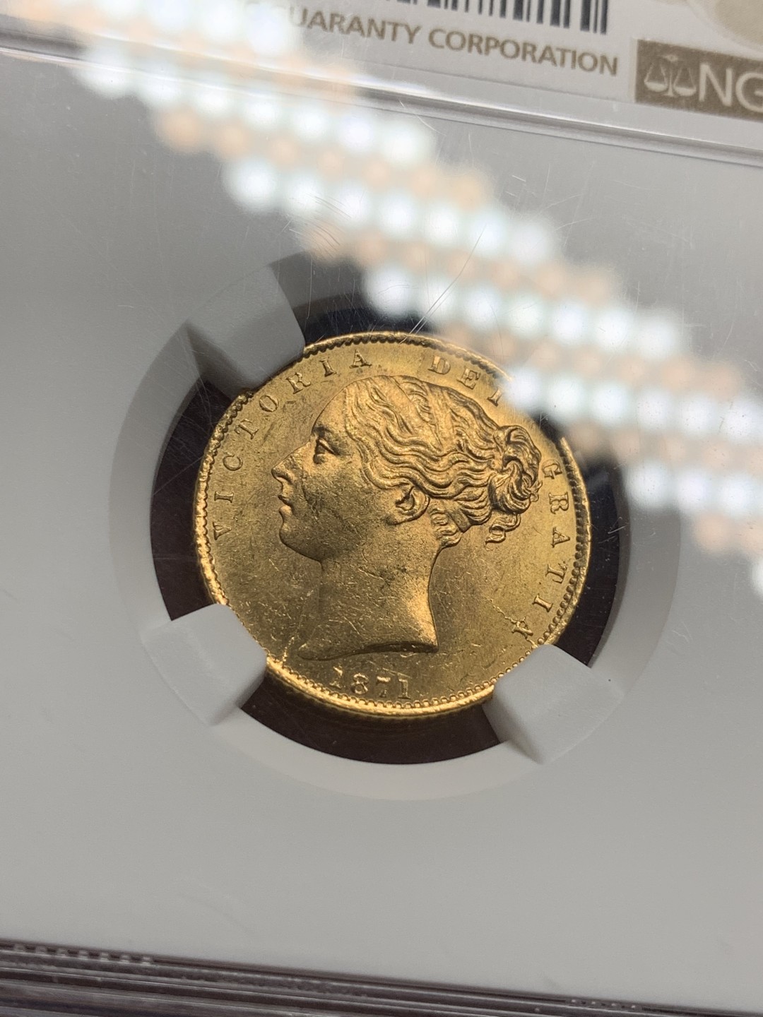 《竞宝斋》第106场-周日，周一 2场连拍（全场包邮） NGC-MS63 英国小维女王 1871年 1索维林盾徽金币 该枚打制到位 底板带镜面 盾徽细节惊人