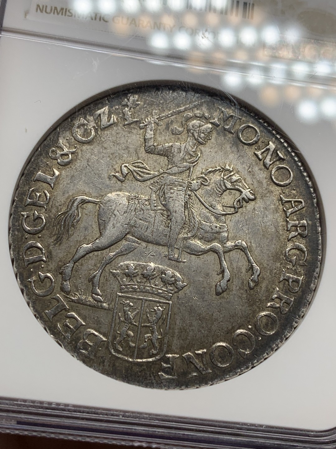 《竞宝斋》第106场-周日，周一 2场连拍（全场包邮） 唯一亚军 NGC AU55 荷兰 海尔德兰省 1774年 杜卡特 大马剑 银币 32克多的重量 原味的双面包浆 比较少的省份 这个工艺已经很好了 细节见图