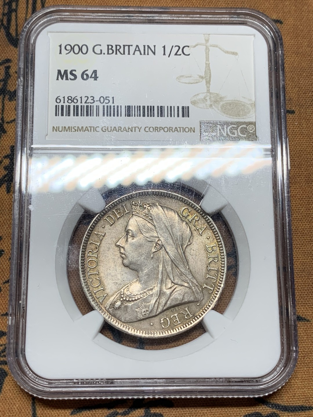 《竞宝斋》第106场-周日，周一 2场连拍（全场包邮） NGC  MS64 英国 1900年  维多利亚 女王 披纱版  半克朗 银币 双面黄油光 状态好 难得高分