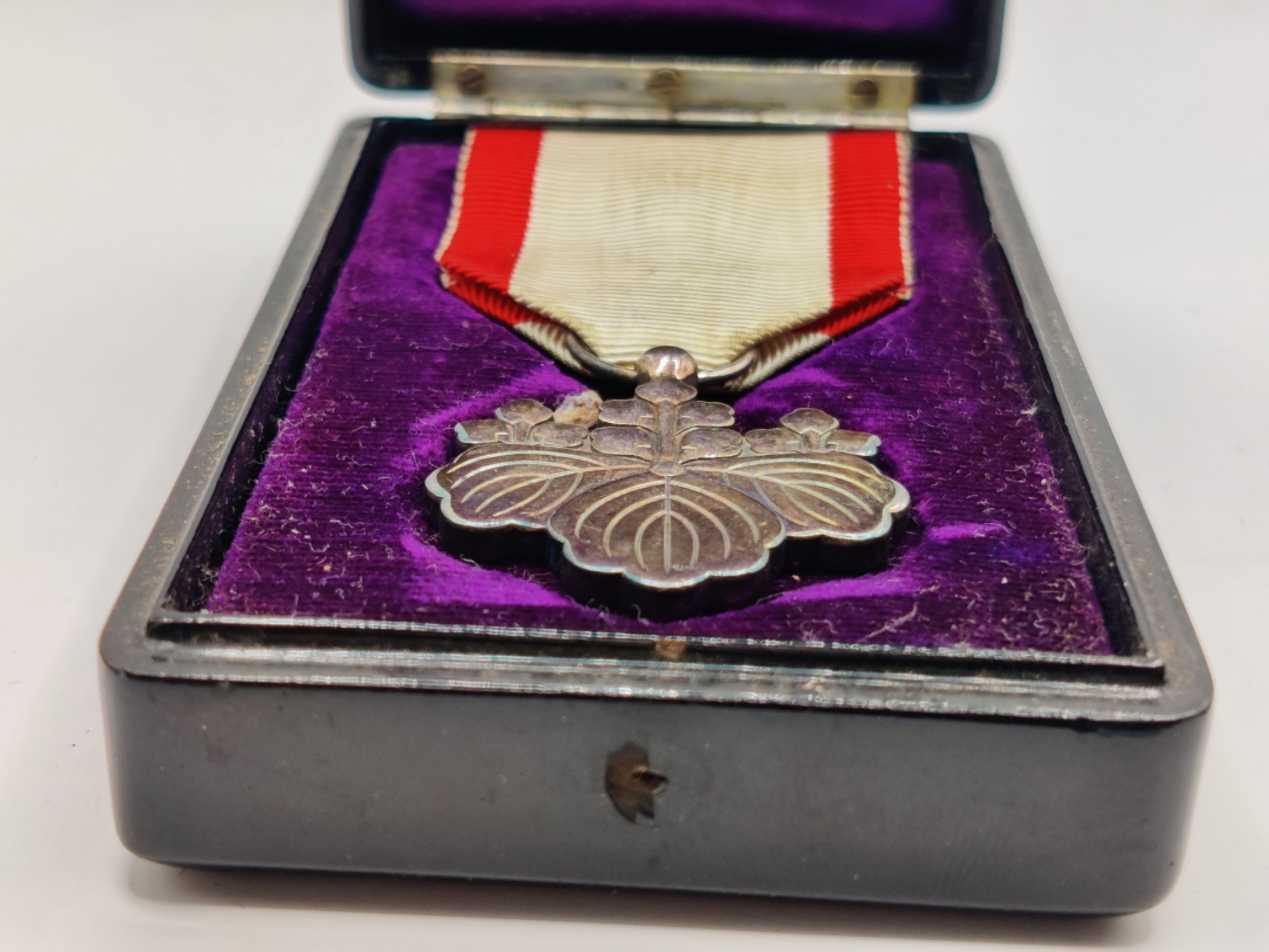 全场0元起拍 第六期 咸鱼国勋章制服拍卖专场 10月19日（周三）下午6：00开始 牢记历史勿忘国耻 日本战时白叶章 盒子缺扣 纯银制