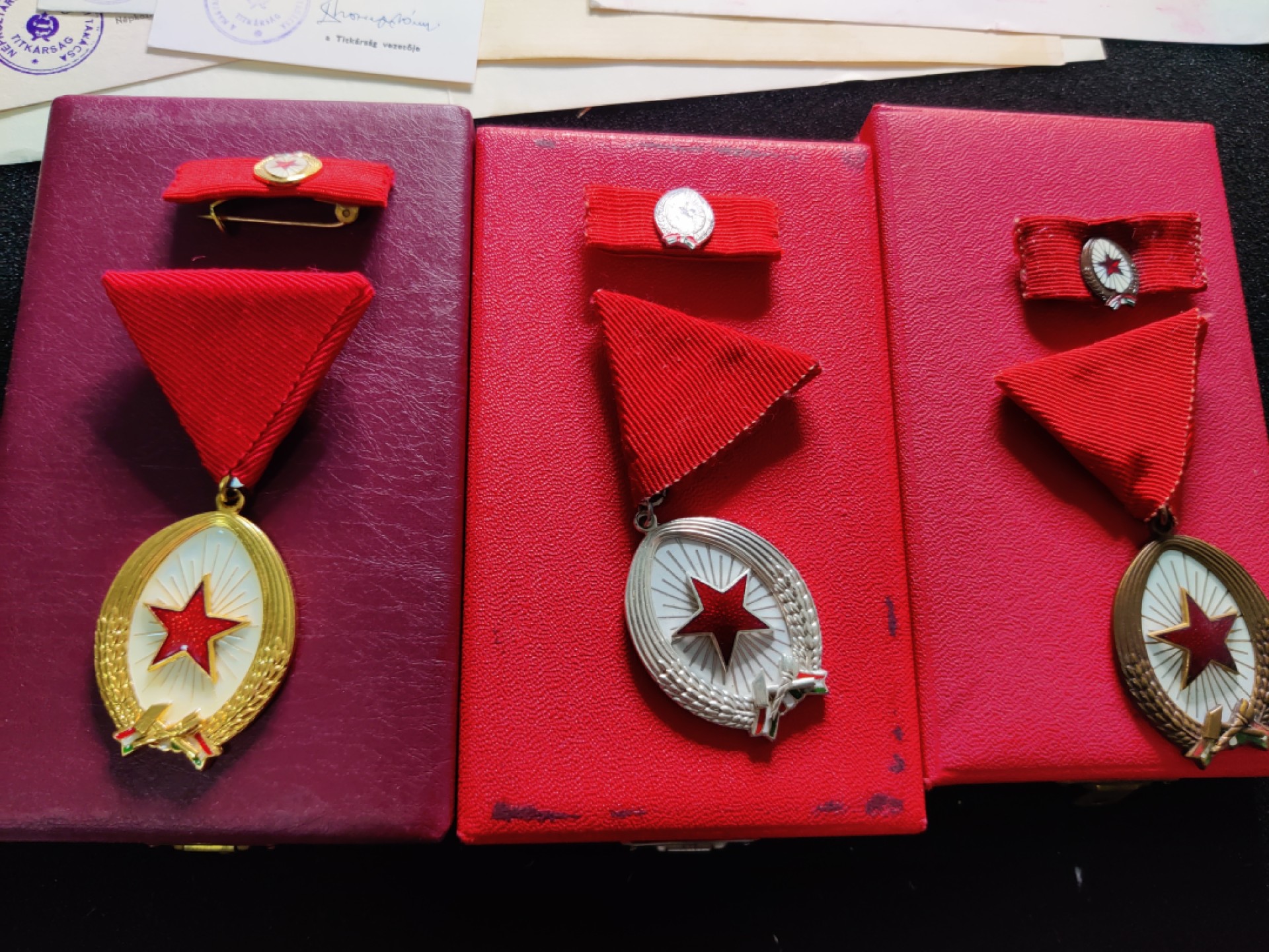 全场0元起拍 第六期 咸鱼国勋章制服拍卖专场 10月19日（周三）下午6：00开始 匈牙利劳动勋章金银铜一组 带证同一人获得