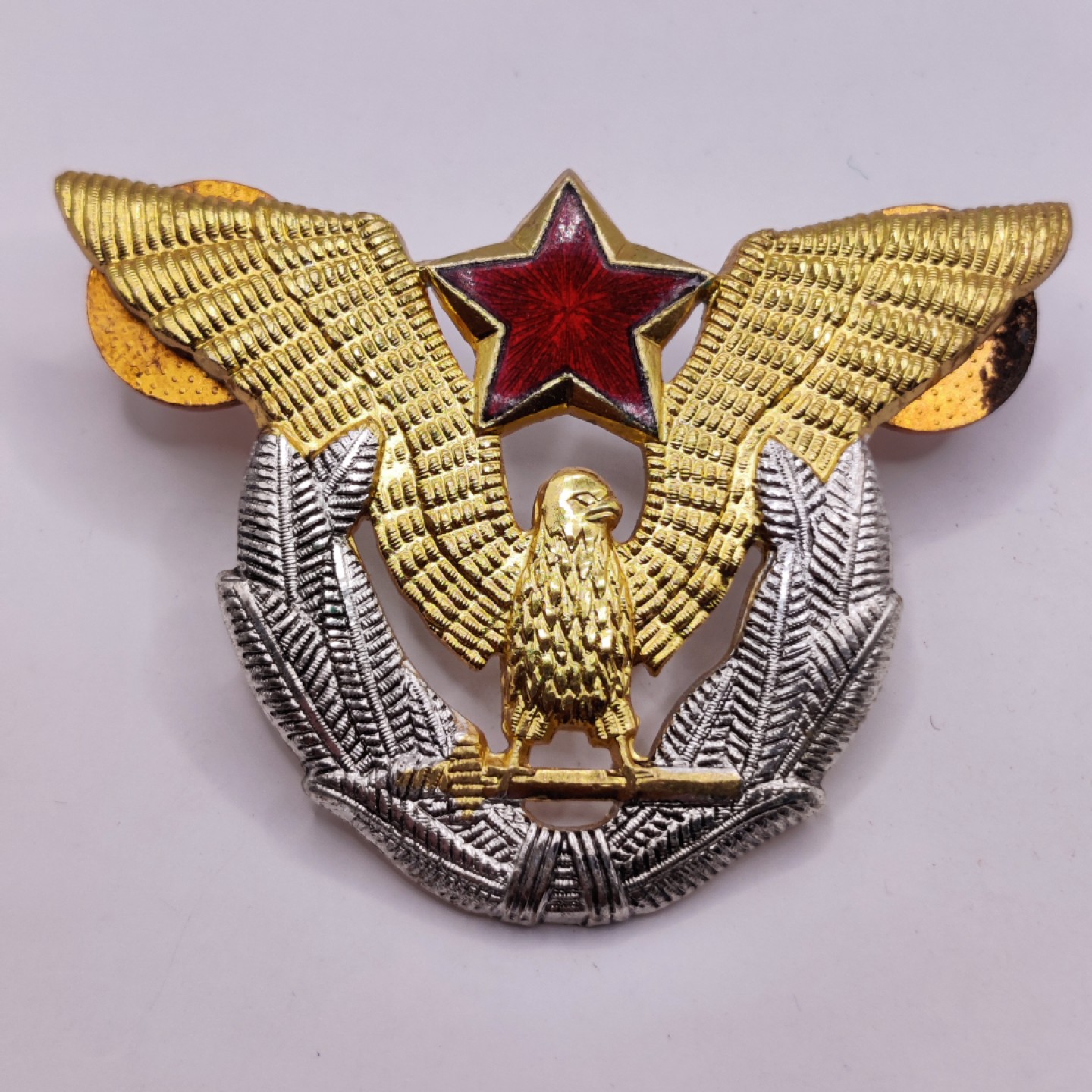 全场0元起拍 第六期 咸鱼国勋章制服拍卖专场 10月19日（周三）下午6：00开始 南斯拉夫空军珐琅帽徽