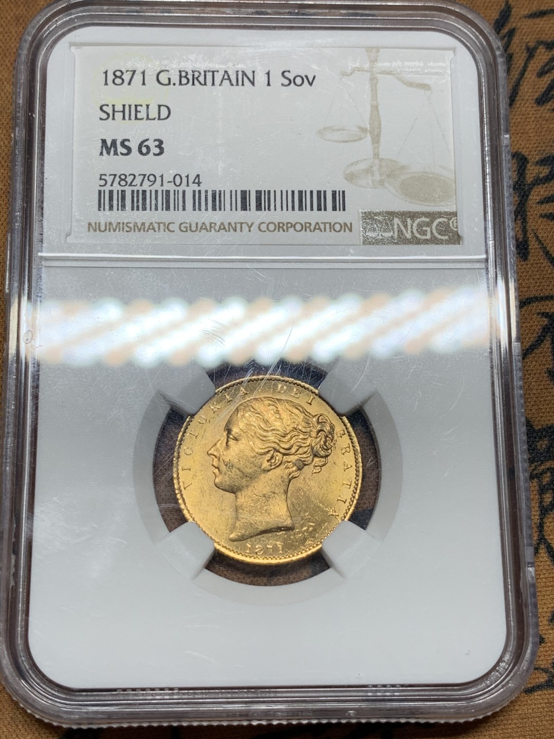 《竞宝斋》第106场-周日，周一 2场连拍（全场包邮） NGC-MS63 英国小维女王 1871年 1索维林盾徽金币 该枚打制到位 底板带镜面 盾徽细节惊人