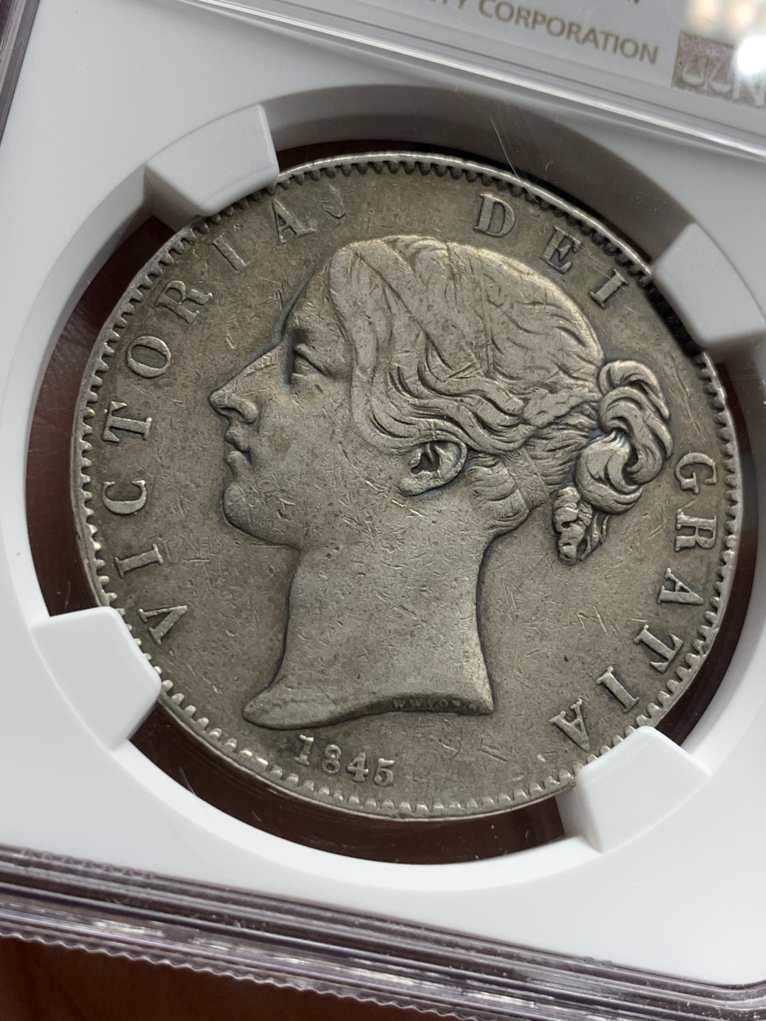 《竞宝斋》第106场-周日，周一 2场连拍（全场包邮） NGC-XF45 英国1845年 年轻头像维多利亚女王 1克朗大银币 少见版式