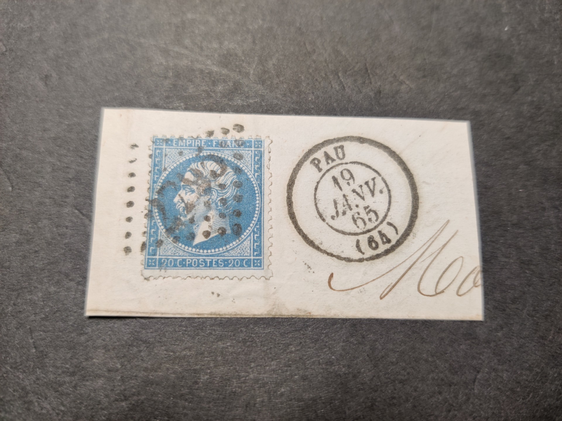 洪涛臻品 精选邮票限时拍卖第五十五期 1862年法国拿破仑三世20分邮票(2008年新票定价190美元)实寄封剪片,1865年1月19日寄于波城(Pau)。少见的极早古典邮品！多年收藏，每件都是唯一, 本期一次性上完, 唯一机会！清代大龙邮票上任意1枚盖1878年的邮戳早在一二十年前全世界都能卖一两万美元,这枚比1878年的大龙邮戳还要早10多年！终生保真！