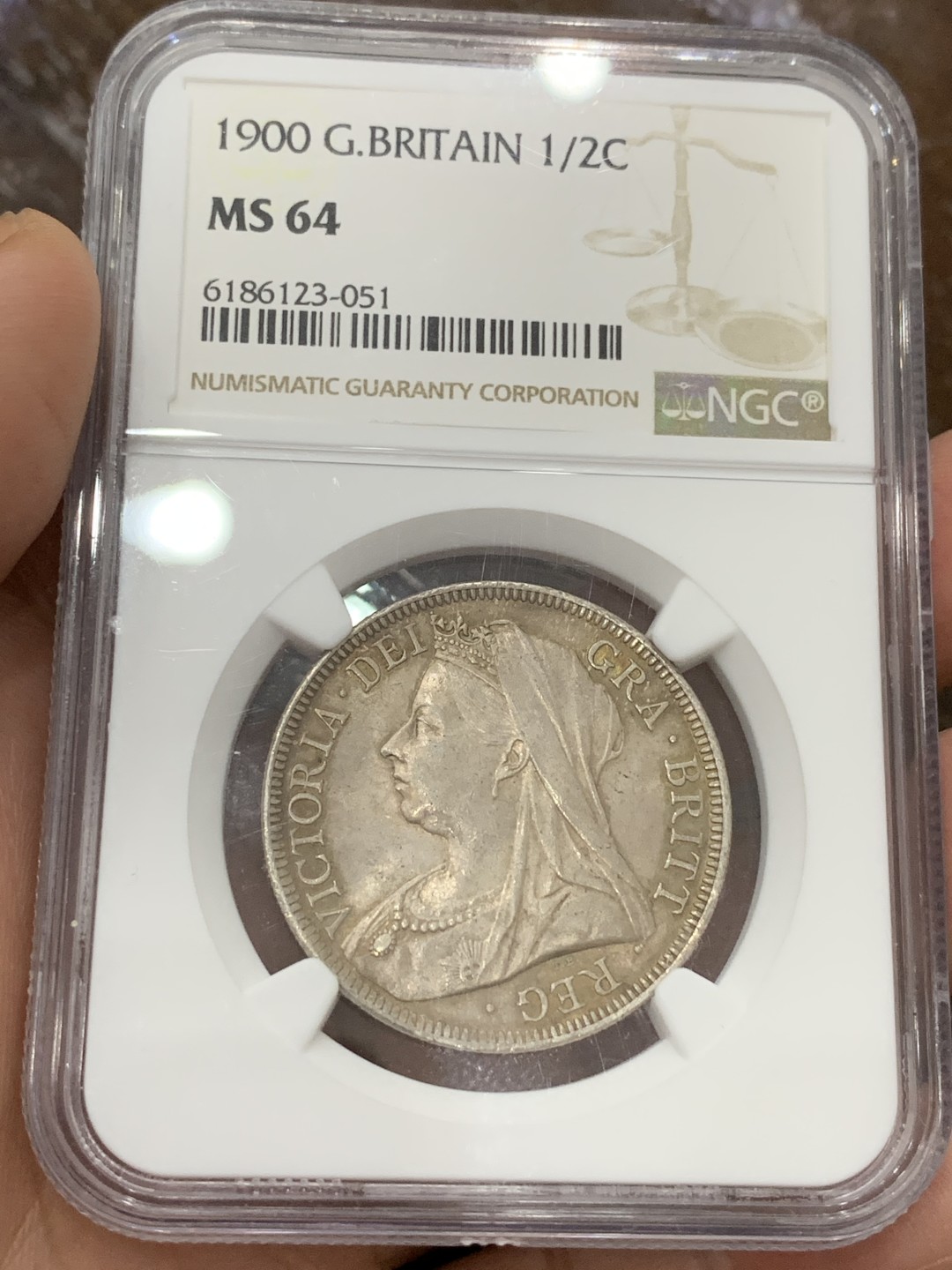 《竞宝斋》第106场-周日，周一 2场连拍（全场包邮） NGC  MS64 英国 1900年  维多利亚 女王 披纱版  半克朗 银币 双面黄油光 状态好 难得高分