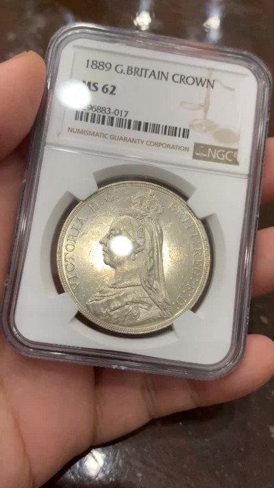 《竞宝斋》第106场-周日，周一 2场连拍（全场包邮） NGC MS62 英国1889年维多利亚高冠马剑一克朗银币原光品相 背面好的吓人