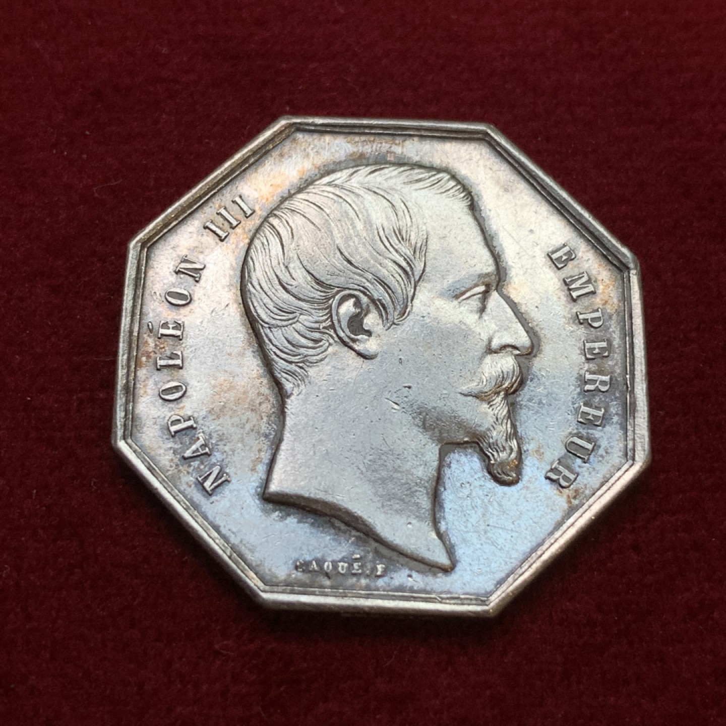 《竞宝斋》第106场-周日，周一 2场连拍（全场包邮） 法国 1845-1860年 拿三 八角银质代币 手指边铭 12.2克，对边直径32.1mm 银标