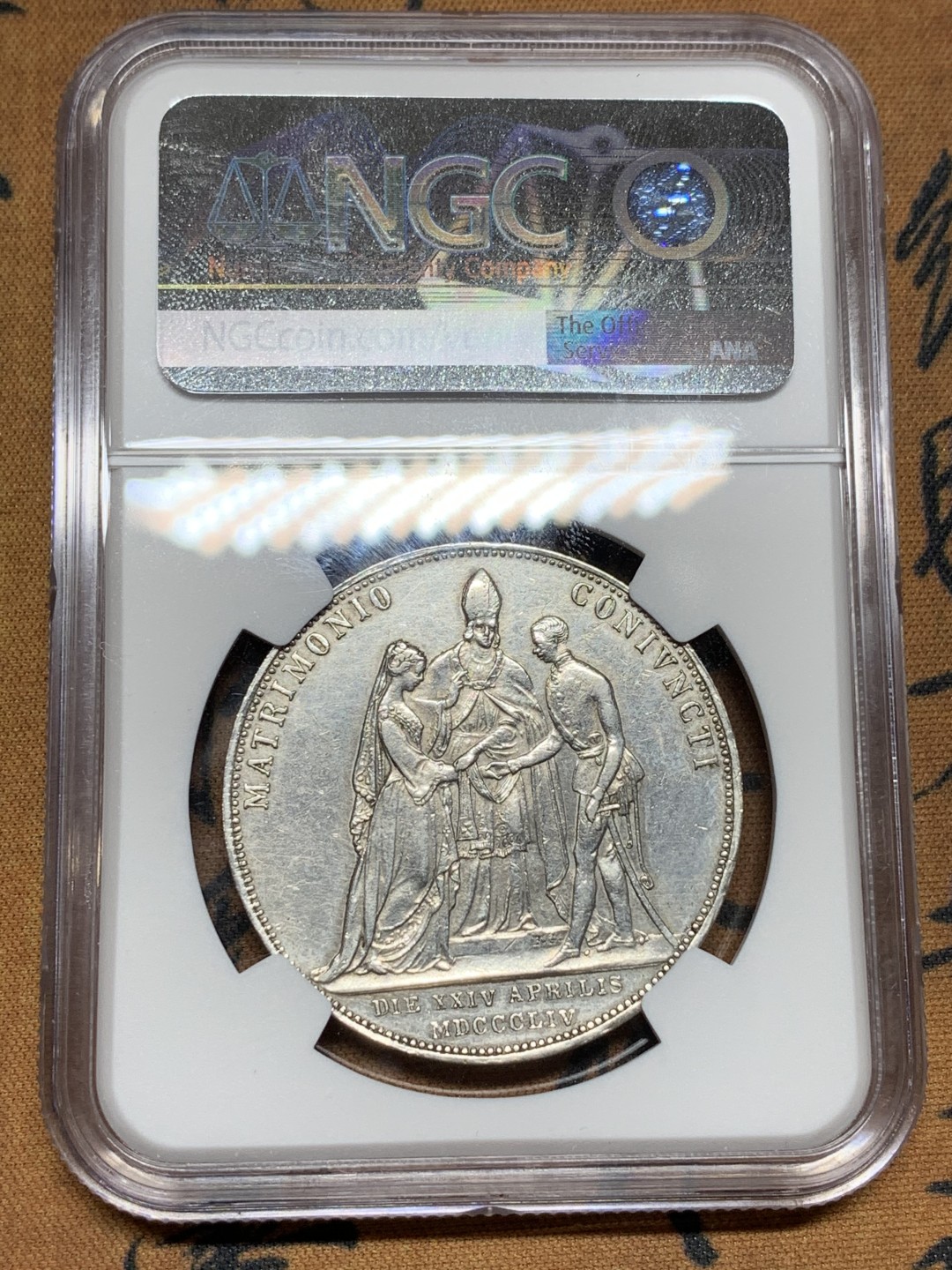 《竞宝斋》第106场-周日，周一 2场连拍（全场包邮） NGC UNC 奥匈帝国 茜茜公主1854年 结婚纪念二盾银币，非常少见的婚礼版 执子之手场景满满 值得珍藏 大热品种