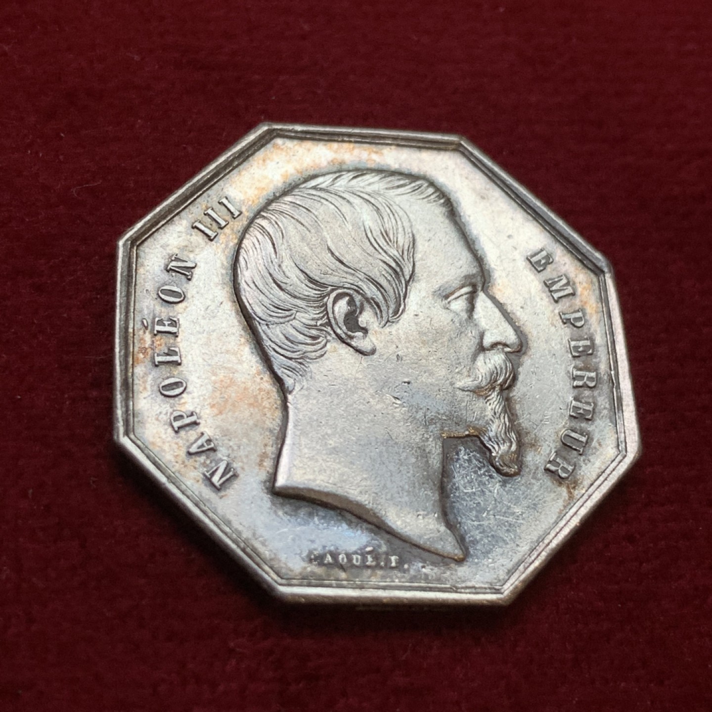 《竞宝斋》第106场-周日，周一 2场连拍（全场包邮） 法国 1845-1860年 拿三 八角银质代币 手指边铭 12.2克，对边直径32.1mm 银标