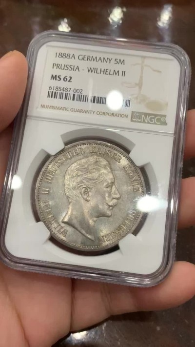 《竞宝斋》第106场-周日，周一 2场连拍（全场包邮） 极少 NGC-MS62 德国普鲁士1888三皇之年威廉二世短翅5马克大银币，德系马克名誉品，转光丝滑，高细节 难得品质