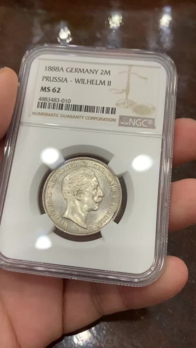 《竞宝斋》第106场-周日，周一 2场连拍（全场包邮） NGC-MS62，德国普鲁士1888 三皇之年威廉二世短翅2马克银币，原光品质，转光丝滑 只有14W的发行量