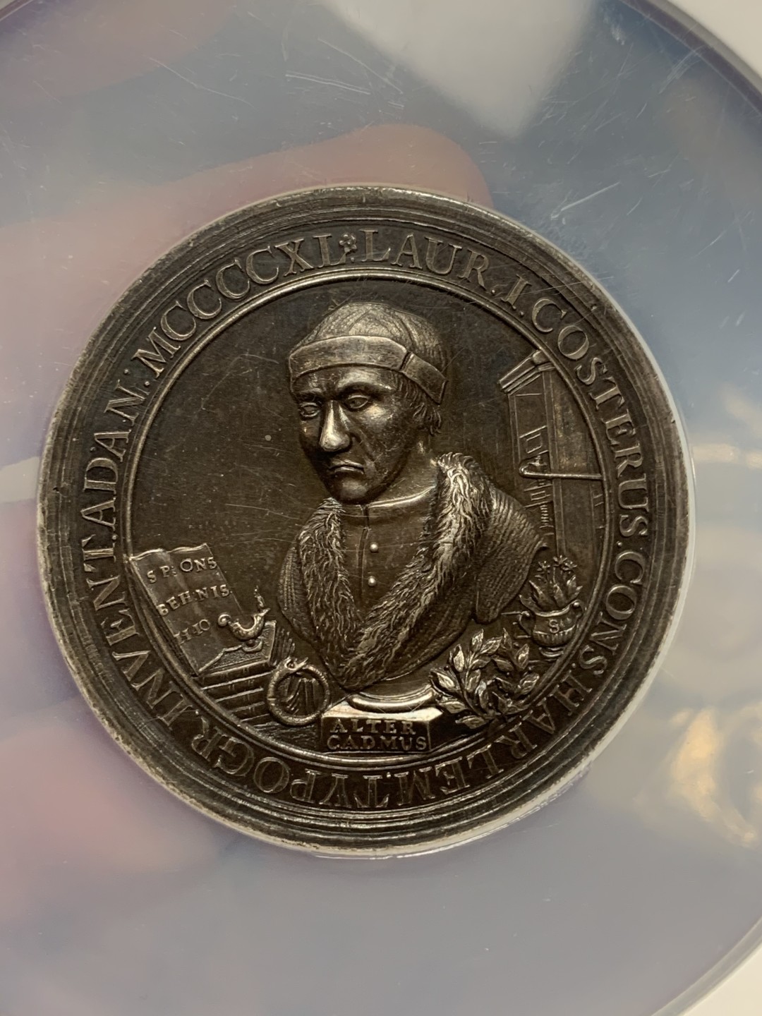 《竞宝斋》第106场-周日，周一 2场连拍（全场包邮） NGC-MS61 荷兰1740年劳伦斯纪念银章 斯科特在300年前的1440年发明排字打印机 早期荷兰章少见 细节包浆好