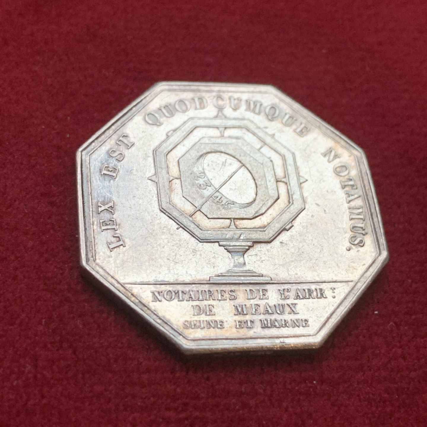 《竞宝斋》第106场-周日，周一 2场连拍（全场包邮） 法国 1845-1860年 拿三 八角银质代币 手指边铭 12.2克，对边直径32.1mm 银标