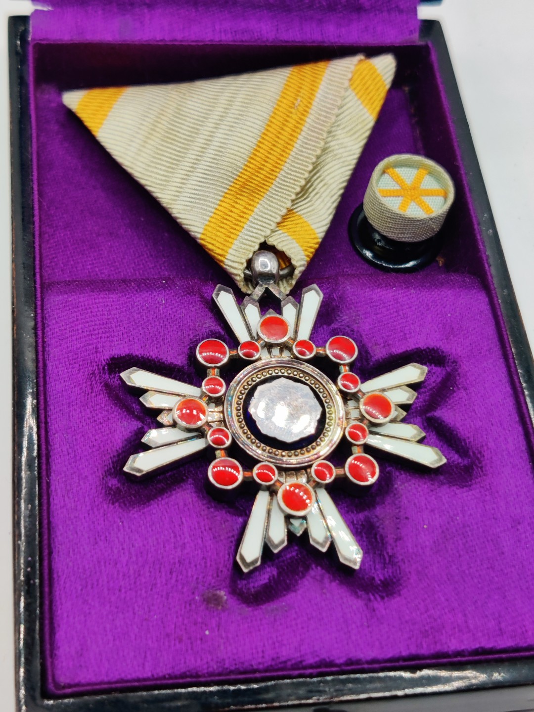 全场0元起拍 第六期 咸鱼国勋章制服拍卖专场 10月19日（周三）下午6：00开始 牢记历史勿忘国耻 日本二战时期六等瑞宝章 银制七宝烧工艺 带略