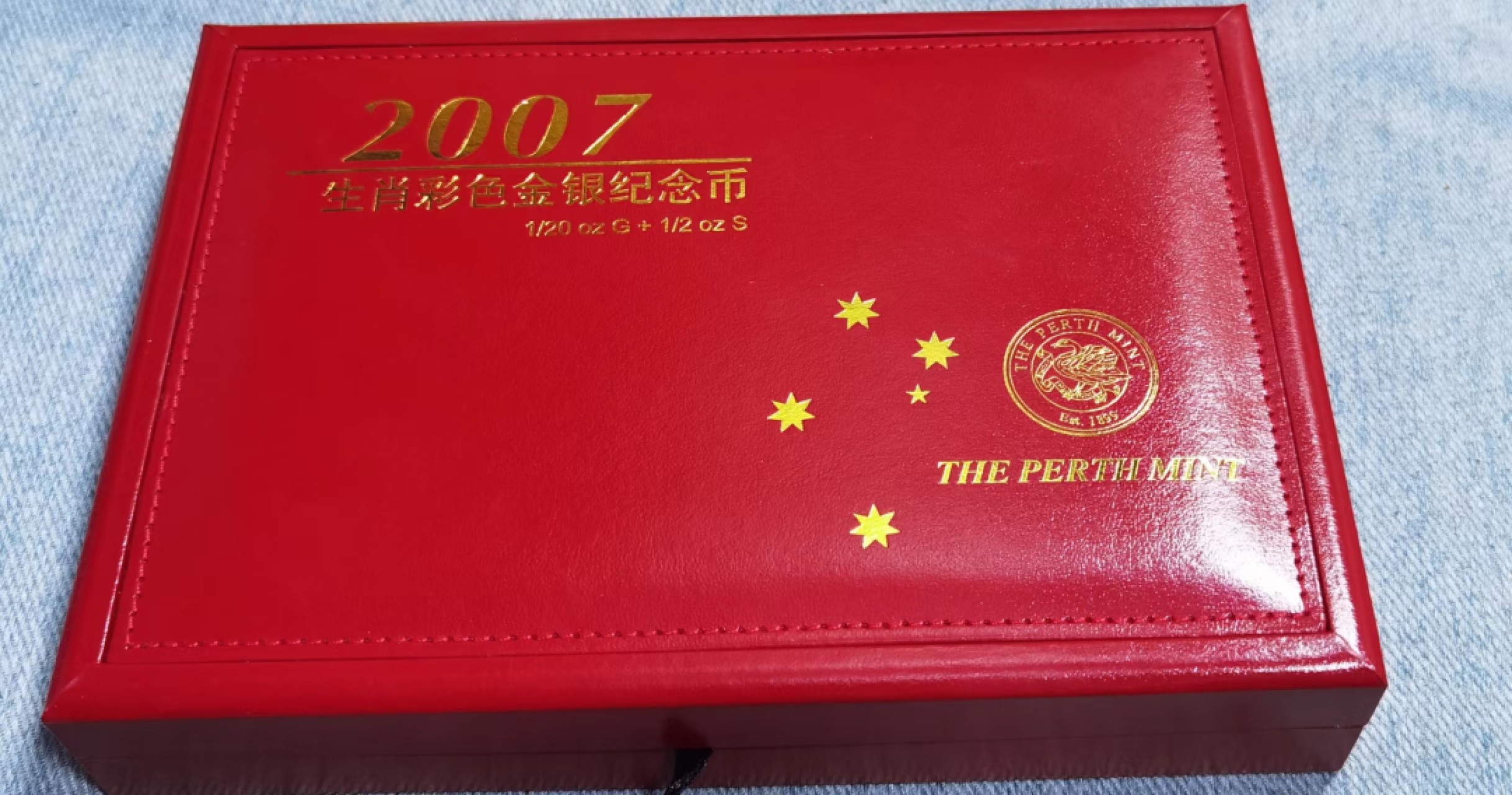 北京马甸外国币专卖微拍第八十七期，外国金银币专场，陆续上新，欢迎关注 2007年澳大利亚彩色生肖猪金银纪念币一对，金币重：1／20盎司，银币重：1／2盎司，成色：999，盒证齐全