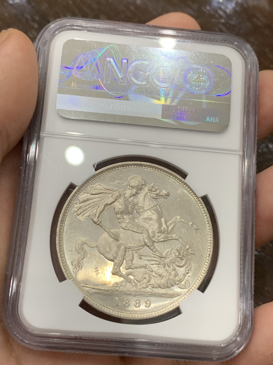 《竞宝斋》第106场-周日，周一 2场连拍（全场包邮） NGC MS62 英国1889年维多利亚高冠马剑一克朗银币原光品相 背面好的吓人