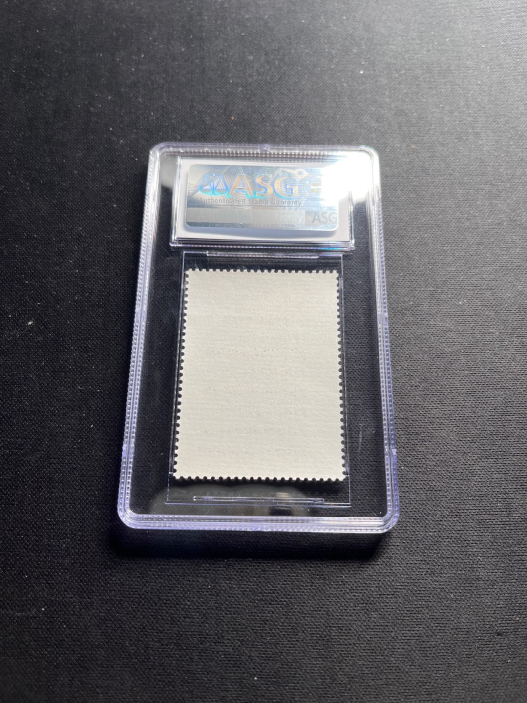 洪涛臻品 精选邮票限时拍卖第五十五期 J46 国歌 ★ASG90分OG 三俗稀缺★经典热门票✦中盒，壳子完美无划痕✦版撕绝中绝送评，面艳背白，状态一流。✦爱不释手✦90高分兼具收藏，投资价值，收藏首选。目前ASG评级处于初级阶段，注意趁早下手囤精品货，未来一定有意想不到的收获