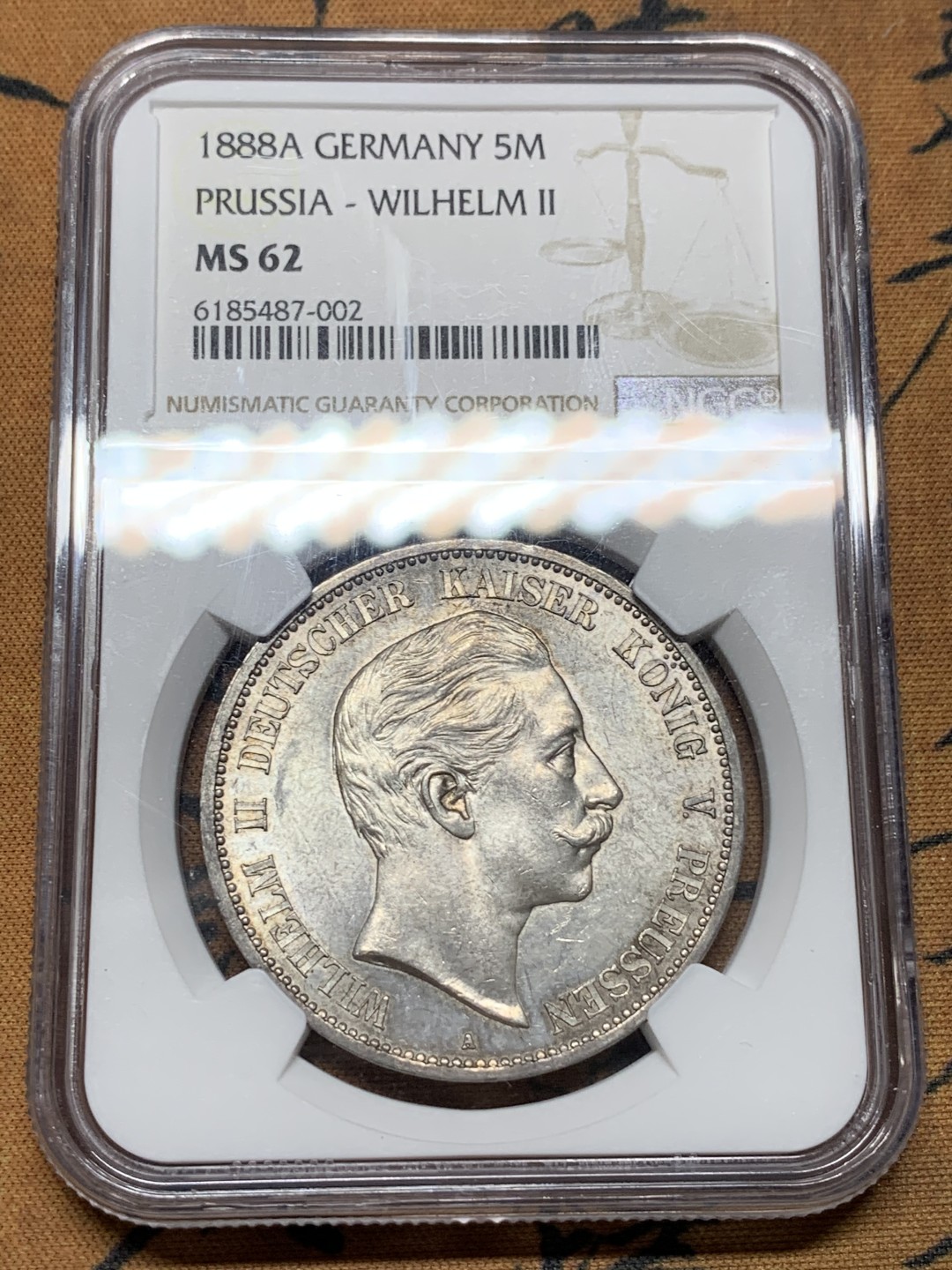 《竞宝斋》第106场-周日，周一 2场连拍（全场包邮） 极少 NGC-MS62 德国普鲁士1888三皇之年威廉二世短翅5马克大银币，德系马克名誉品，转光丝滑，高细节 难得品质