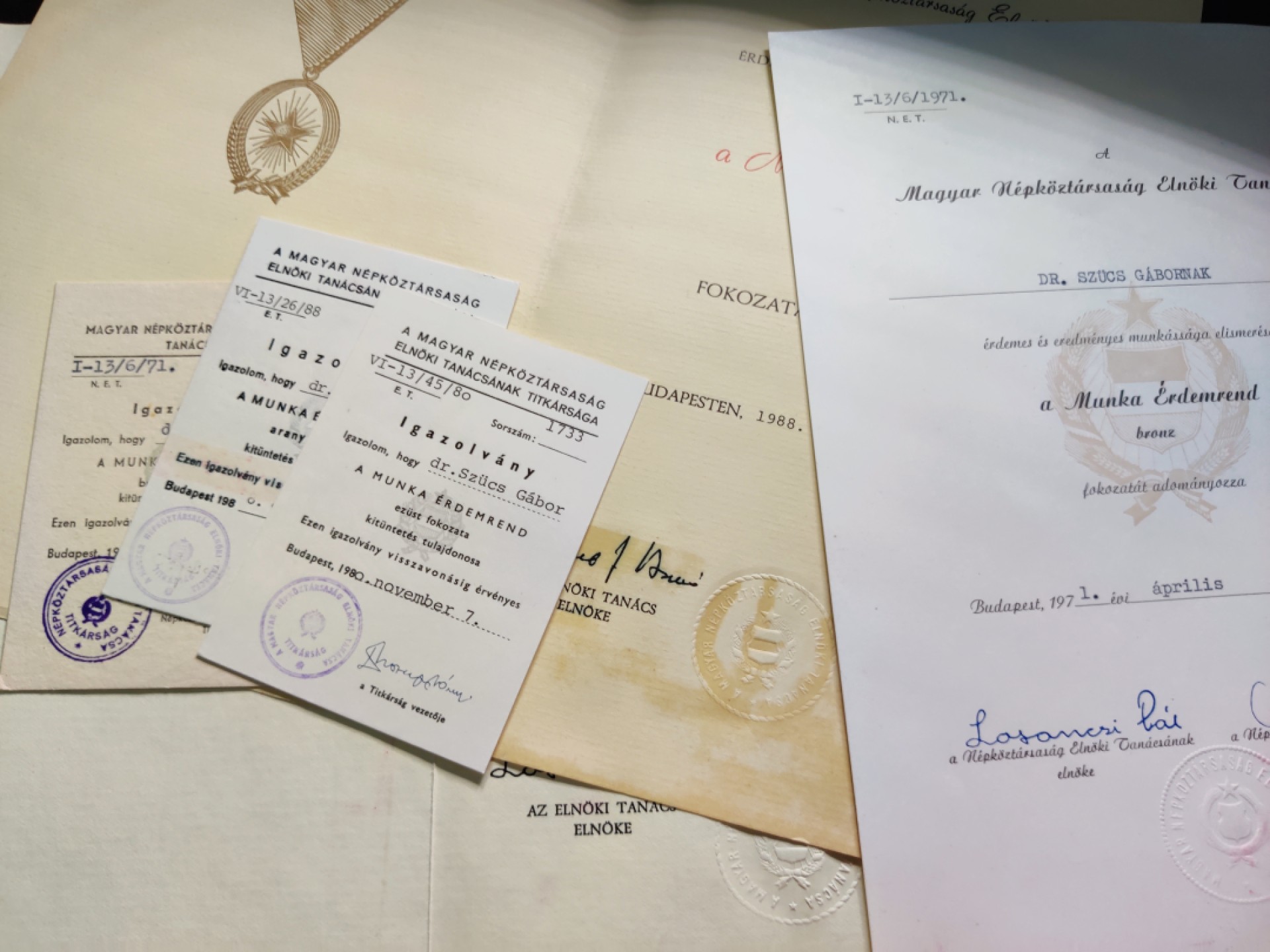 全场0元起拍 第六期 咸鱼国勋章制服拍卖专场 10月19日（周三）下午6：00开始 匈牙利劳动勋章金银铜一组 带证同一人获得