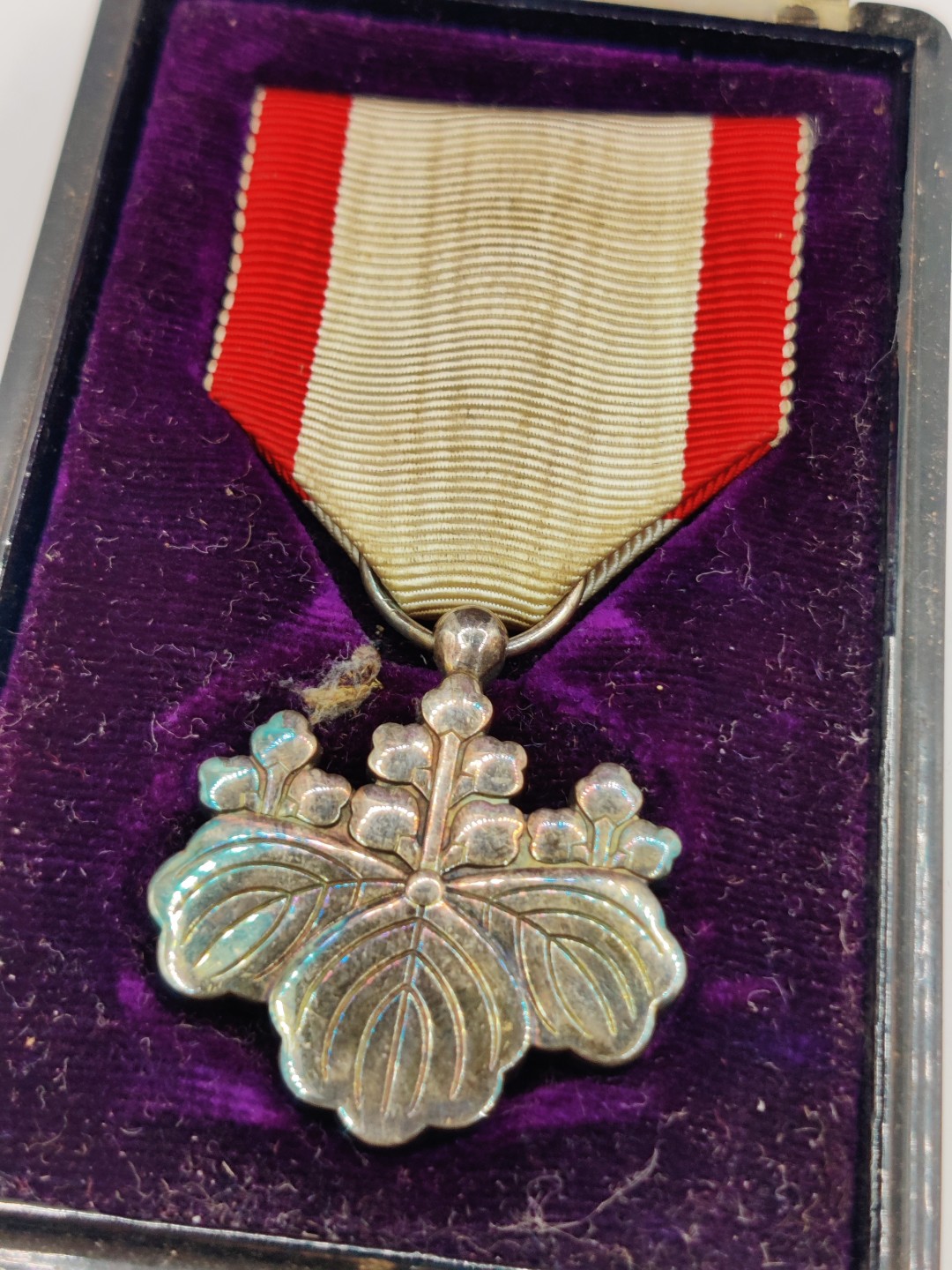 全场0元起拍 第六期 咸鱼国勋章制服拍卖专场 10月19日（周三）下午6：00开始 牢记历史勿忘国耻 日本战时白叶章 盒子缺扣 纯银制