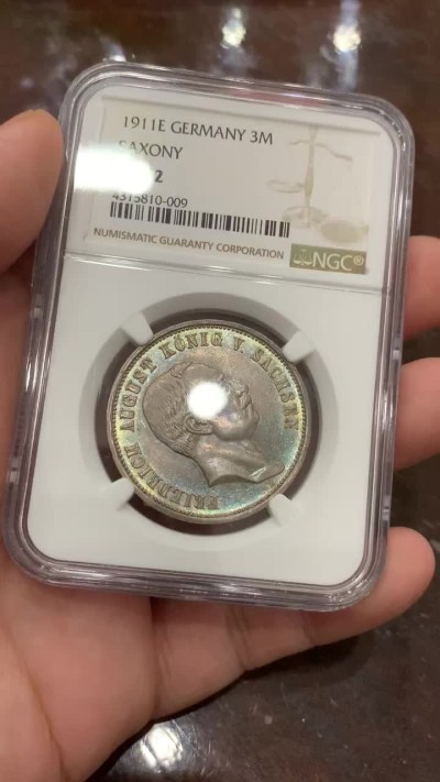 《竞宝斋》第106场-周日，周一 2场连拍（全场包邮） NGC-MS62 德国1911年萨克森3马克，紫色包浆很漂亮，喜欢包浆的可以关注一下
