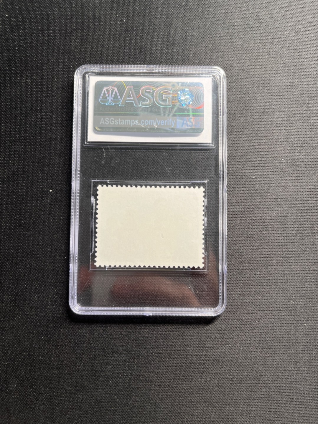 洪涛臻品 精选邮票限时拍卖第五十六期 文17知青4分★漏纽扣★ ASG95冠军分OG ，文革两大变体票，一是文18漏刺刀，二是文17漏纽扣★国外这种大边纸的溢价非常高，注意囤货★版撕精品送评，票全品无瑕疵，85分超高性价比。变体票存世量少，潜力巨大，喜欢不要错过，目前ASG评级处于初级阶段，注意趁早下手囤精品货，未来一定有意想不到的收获，(最后一图是漏纽扣变体对比图)