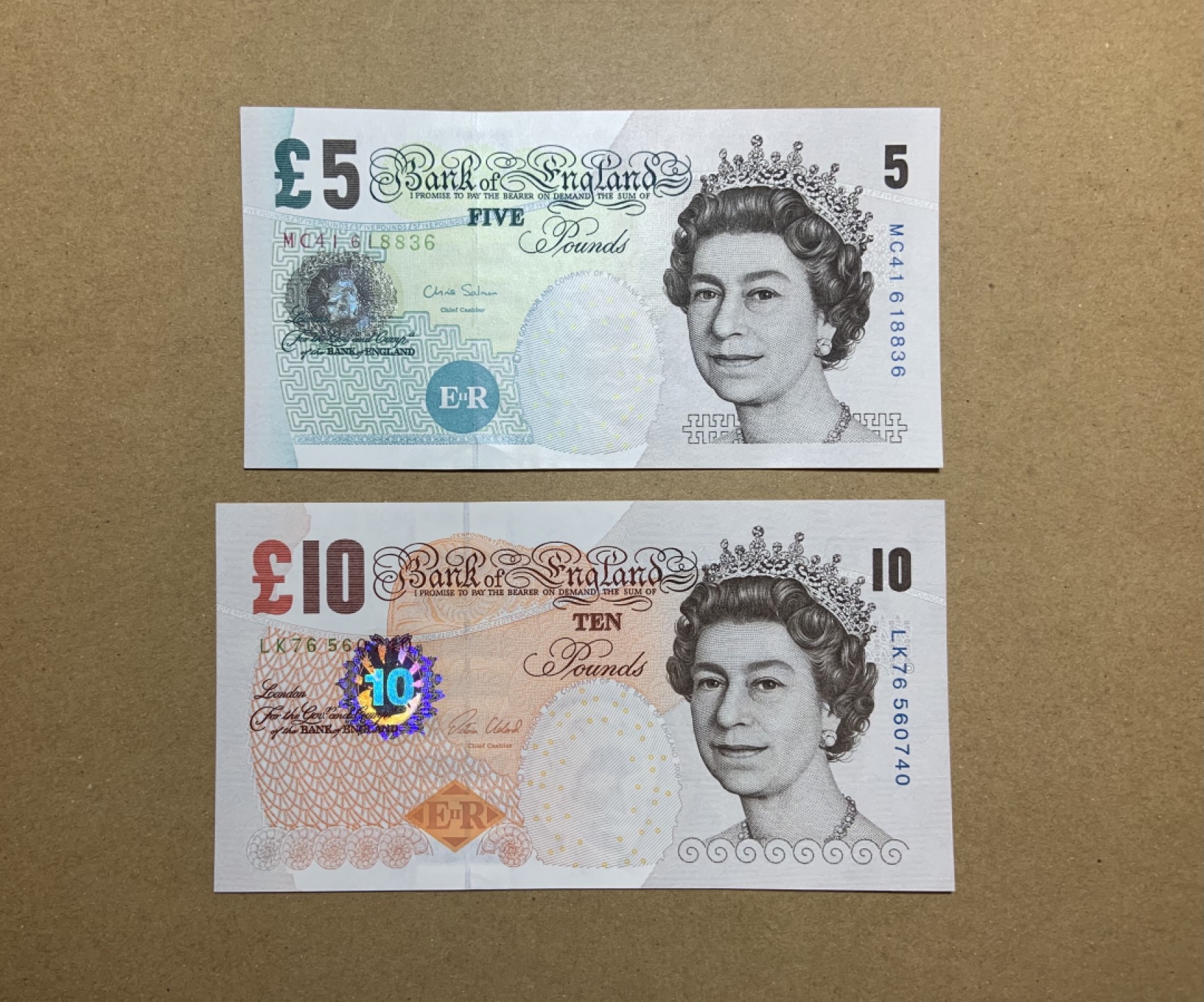 收藏联盟Quantum Auction 第199期拍卖  英国2012版5镑和2010版10镑 品相全新UNC 达尔文和女慈善家