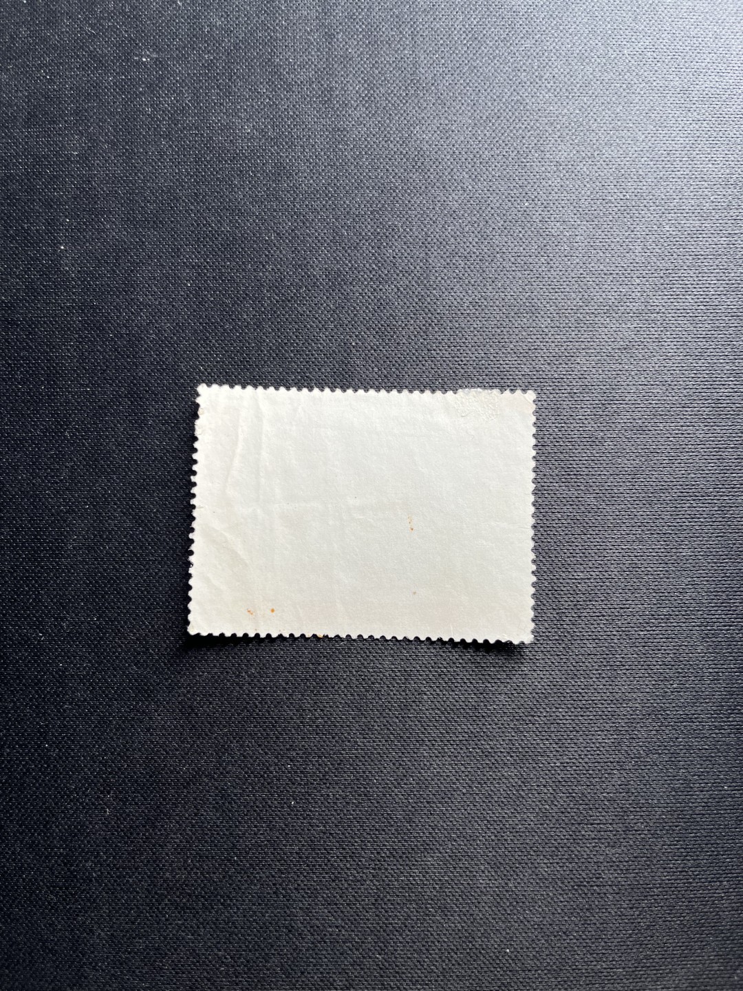 洪涛臻品 精选邮票限时拍卖第六十四期 文5海港信销票，无裂，无揭薄，无缺角，面艳背白，干净漂亮，如此品相的信销票品相已经非常好了，属于信销票里的上上成货。如此好品相的信销票可遇不可求！！忠爱信销票的老板把握机会！！仅此一枚，终生保真。