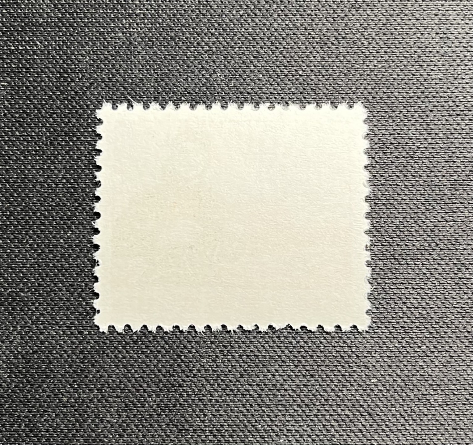 洪涛臻品 精选邮票限时拍卖第五十六期 普无号 10分解放军  版撕全品嘎嘎绝一枚(1图这枚)可评级★轻微💝套色上移位💝★(整版中挑出来的，一部分上移，一部分正常)别的群普无号工人套色上移 ASG90分拍卖3000元成交，小变体票，喜欢的老板不要错过。