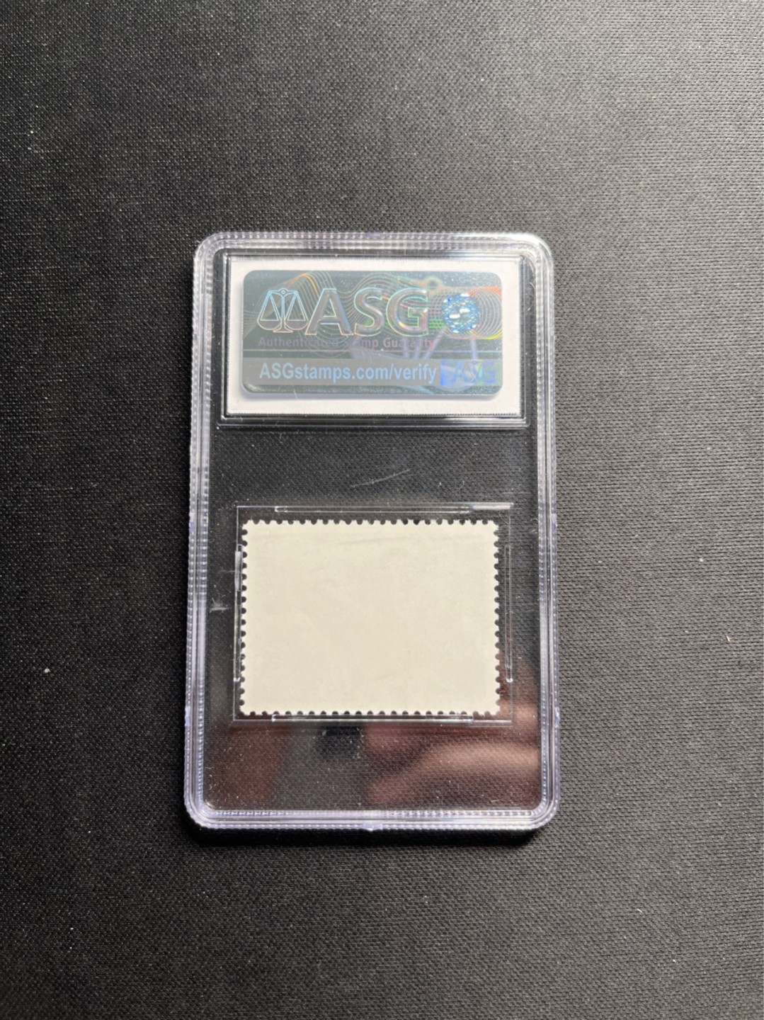 洪涛臻品 精选邮票限时拍卖第五十六期 文17知青4分★漏纽扣★ ASG85分OG 。文革两大变体票，一是文18漏刺刀，二是文17漏纽扣。版撕精品送评，票全品无瑕疵，85分超高性价比。变体票存世量少，潜力巨大，喜欢不要错过，目前ASG评级处于初级阶段，注意趁早下手囤精品货，未来一定有意想不到的收获，(最后一图是漏纽扣变体对比图)