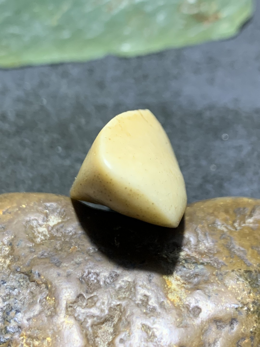 精美罕见新疆高玉化彩泥石原石把件（镇纸，摆件） 一块，