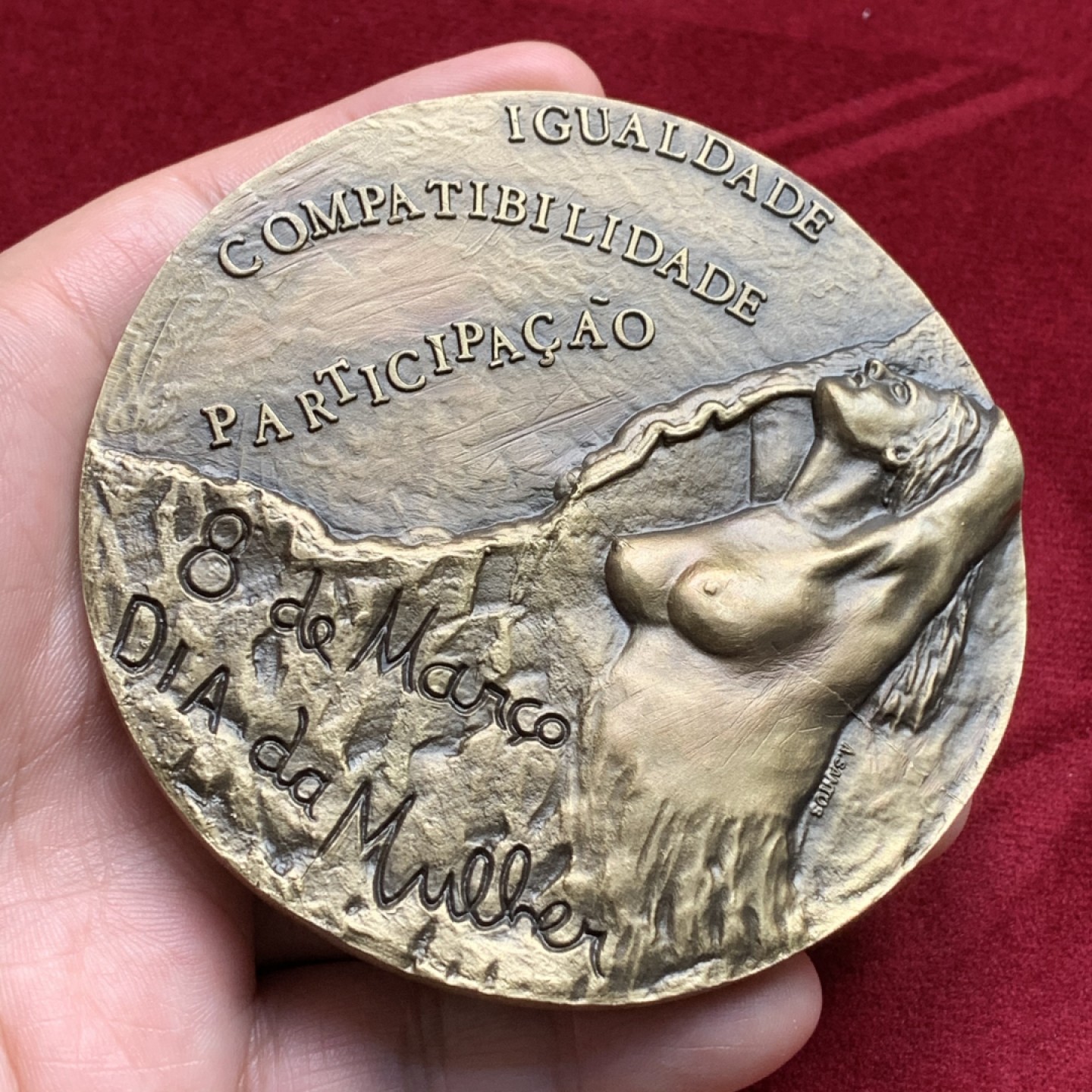 《竞宝斋》第107场-周日，周一 2场连拍（全场包邮） 1975年 葡萄牙 国际妇女年纪念大铜章，283.2克 89mm，高浮雕超大尺寸，厚重压手。女子高举双臂，抬头仰望，极富表现力