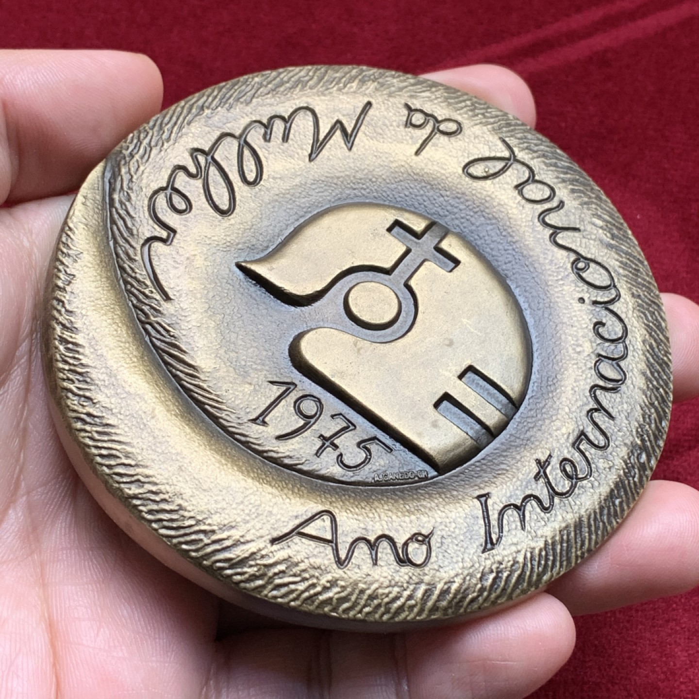 《竞宝斋》第107场-周日，周一 2场连拍（全场包邮） 1975年 葡萄牙 国际妇女年纪念大铜章，283.2克 89mm，高浮雕超大尺寸，厚重压手。女子高举双臂，抬头仰望，极富表现力